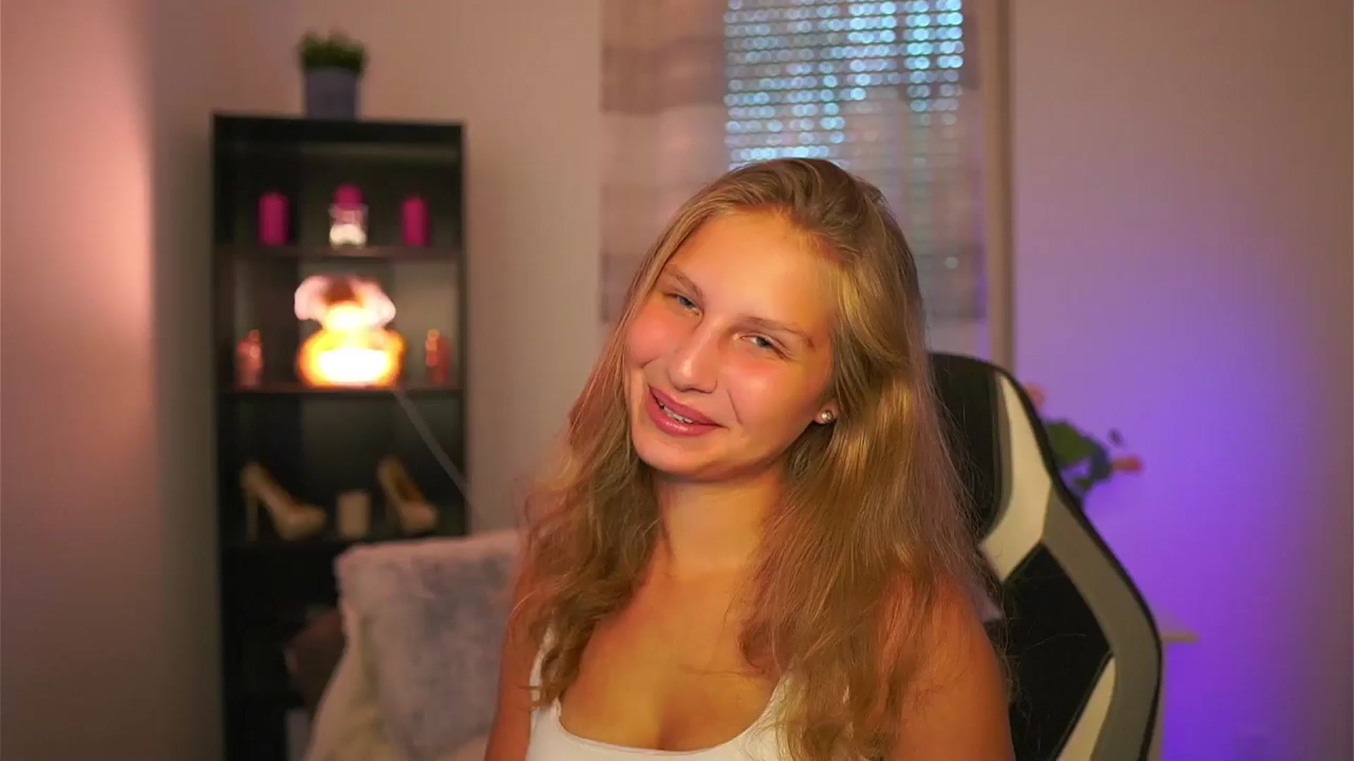 Gallery image thumbnail from Emmie_murray's myfreecams stream on, 10/09/2025, 14:12 image 7 of 20