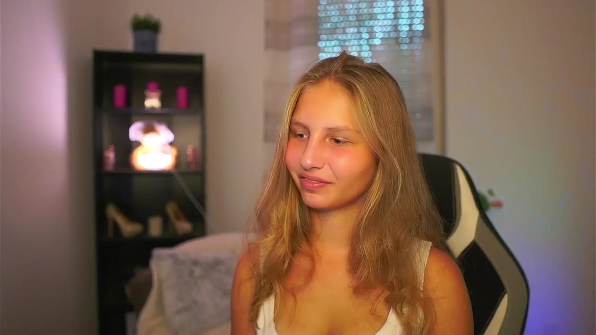 Gallery image thumbnail from Emmie_murray's myfreecams stream on, 10/09/2025, 14:12 image 15 of 20