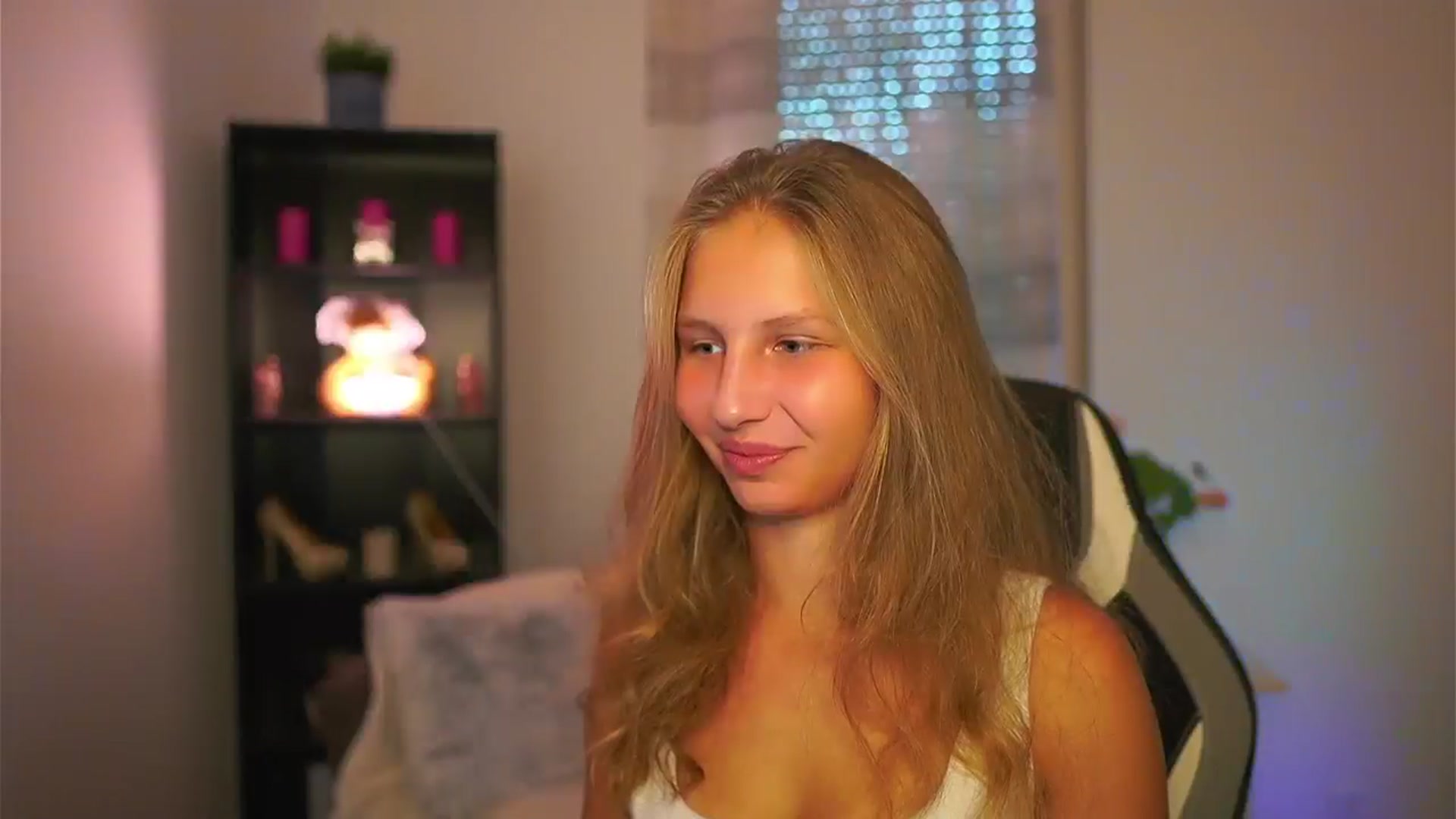 Gallery image thumbnail from Emmie_murray's myfreecams stream on, 10/09/2025, 14:12 image 12 of 20