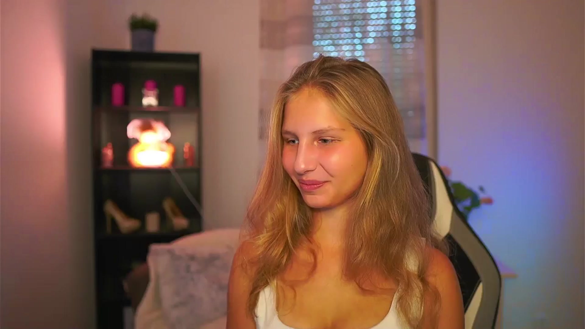 Gallery image thumbnail from Emmie_murray's myfreecams stream on, 10/09/2025, 14:12 image 14 of 20