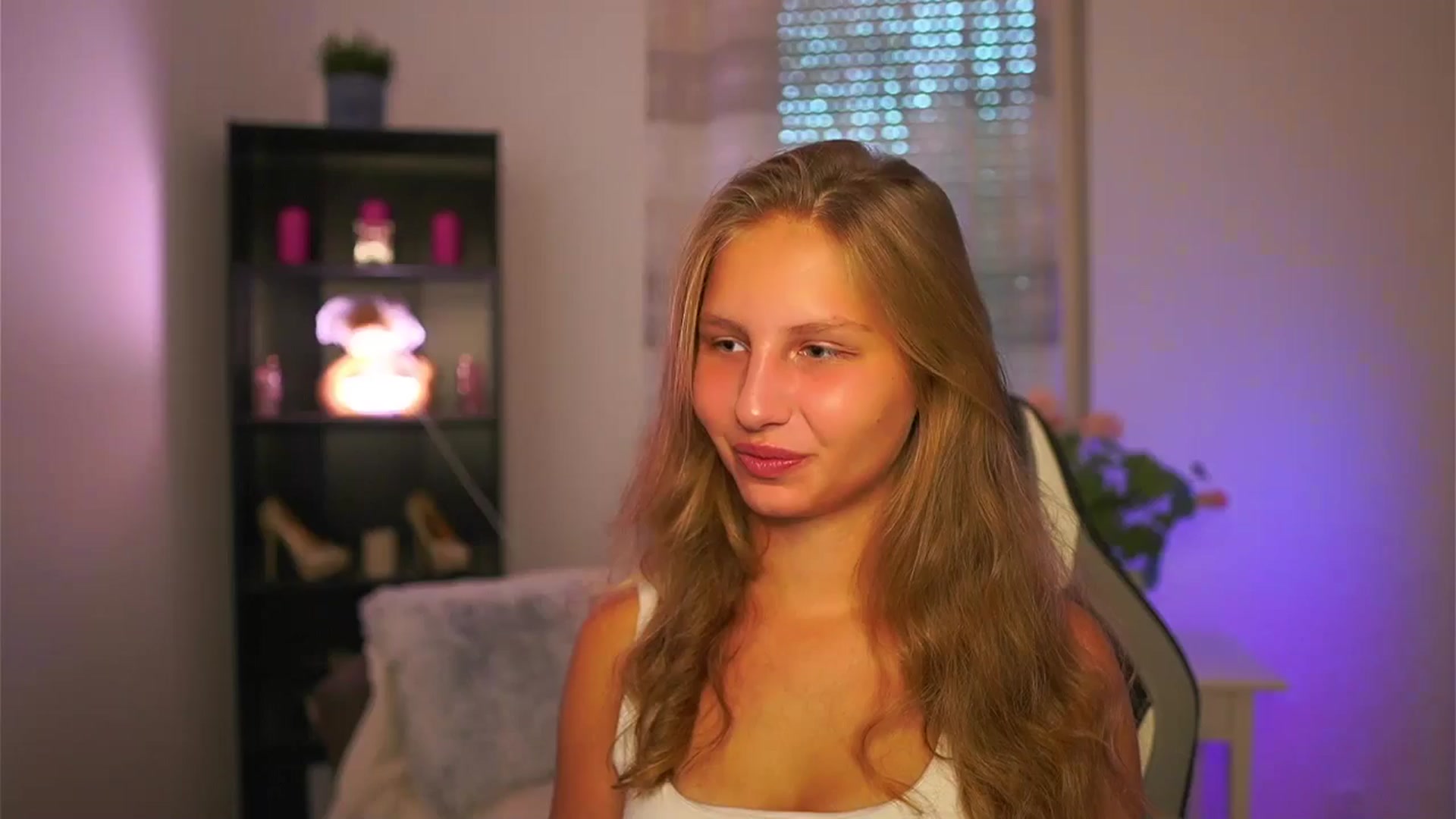 Gallery image thumbnail from Emmie_murray's myfreecams stream on, 10/09/2025, 14:12 image 1 of 20