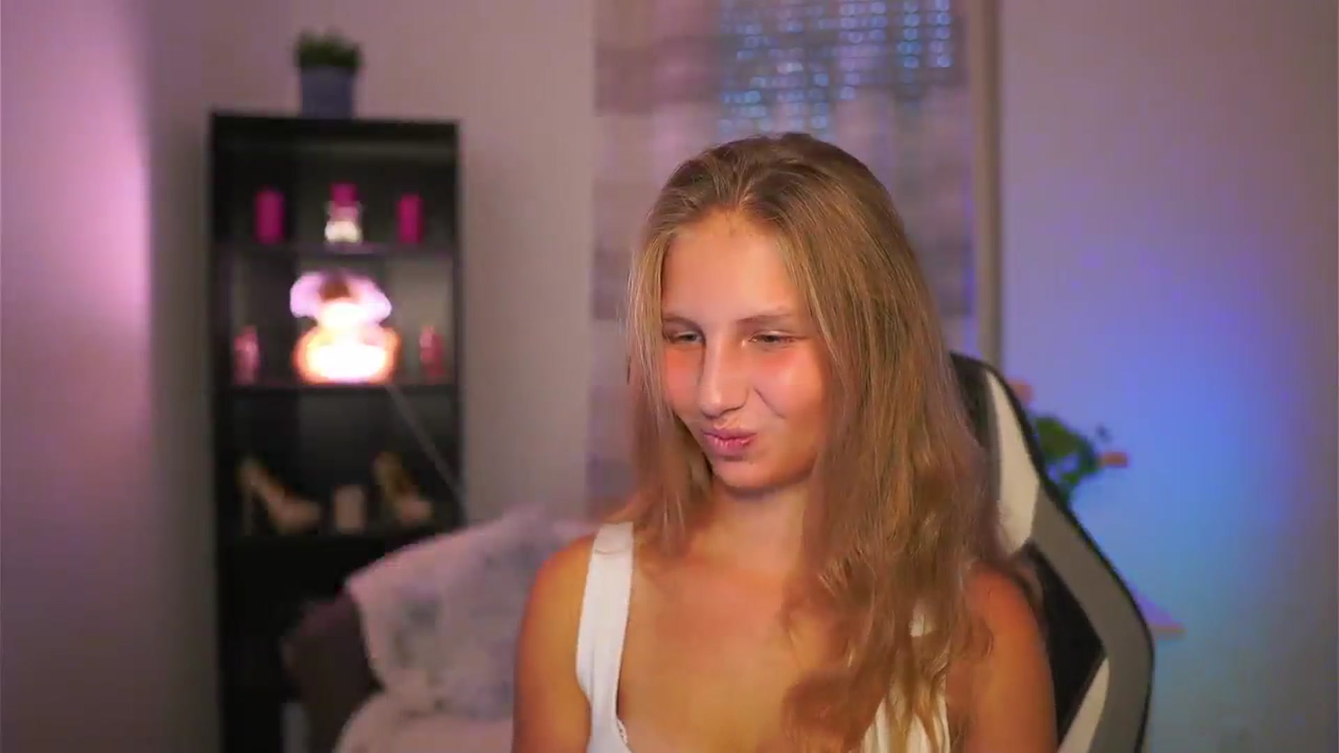 Gallery image thumbnail from Emmie_murray's myfreecams stream on, 10/09/2025, 15:35 image 14 of 20