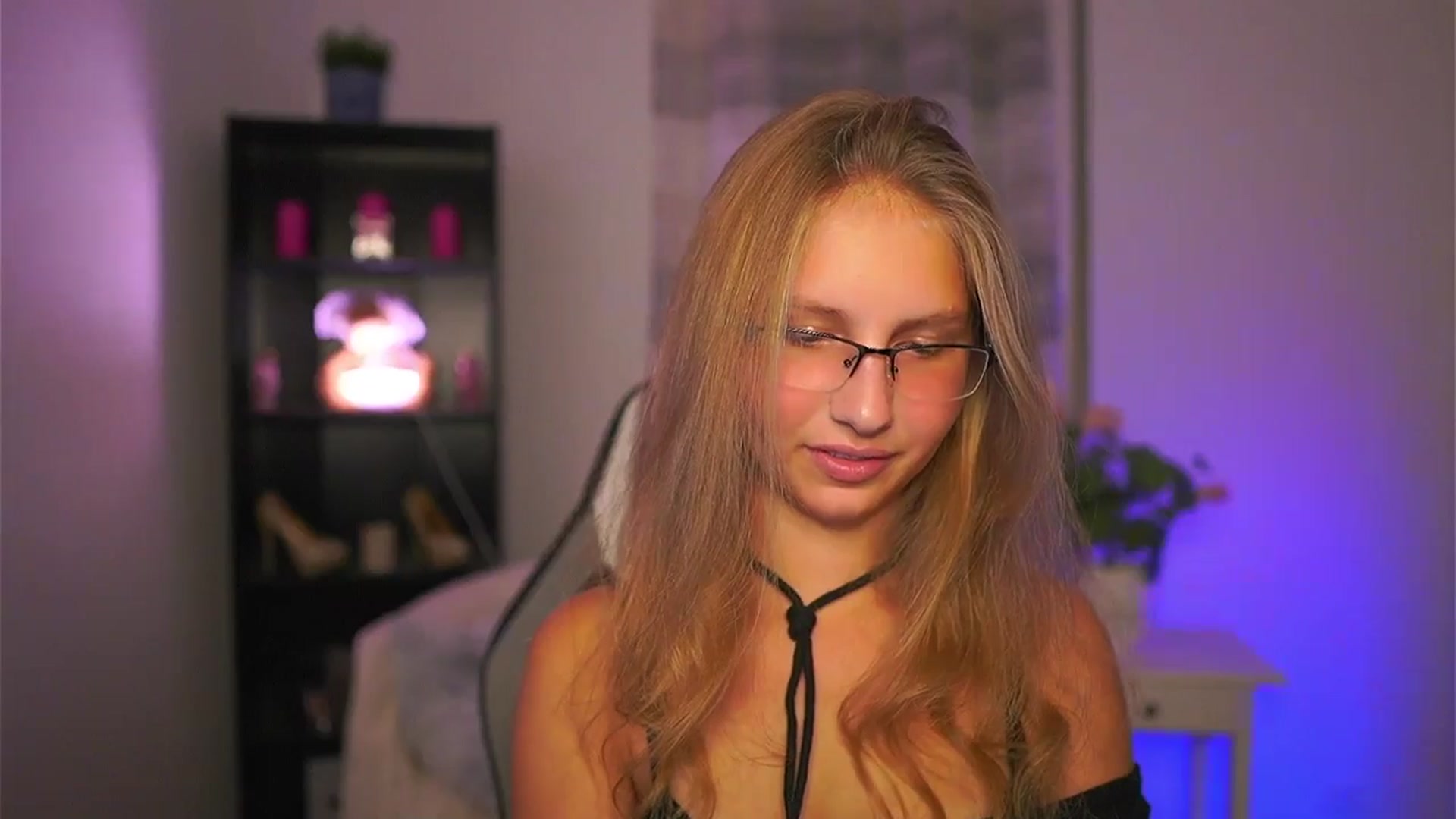 Gallery image thumbnail from Emmie_murray's myfreecams stream on, 10/10/2025, 20:44 image 4 of 20