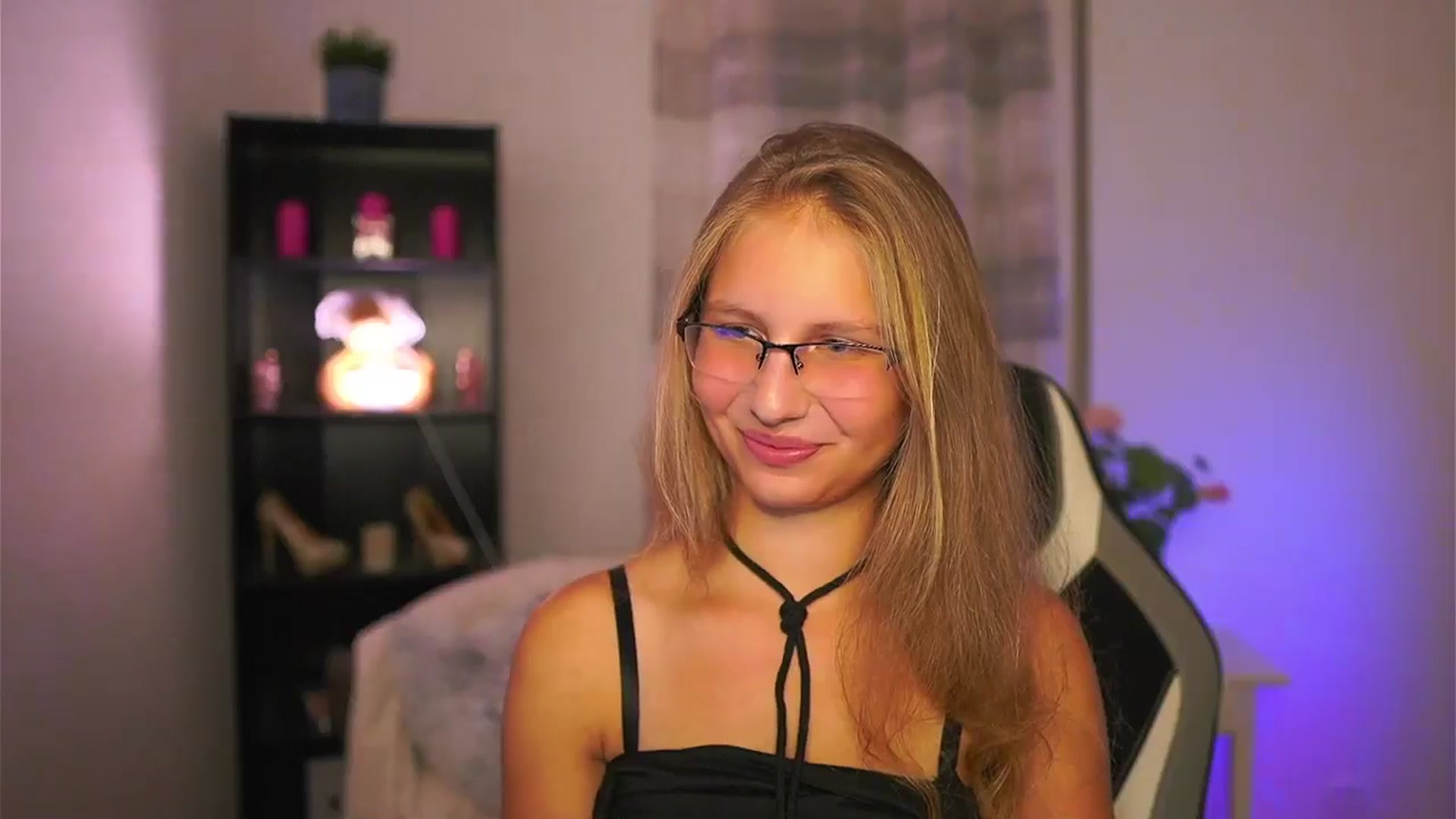 Gallery image thumbnail from Emmie_murray's myfreecams stream on, 10/10/2025, 20:58 image 15 of 20
