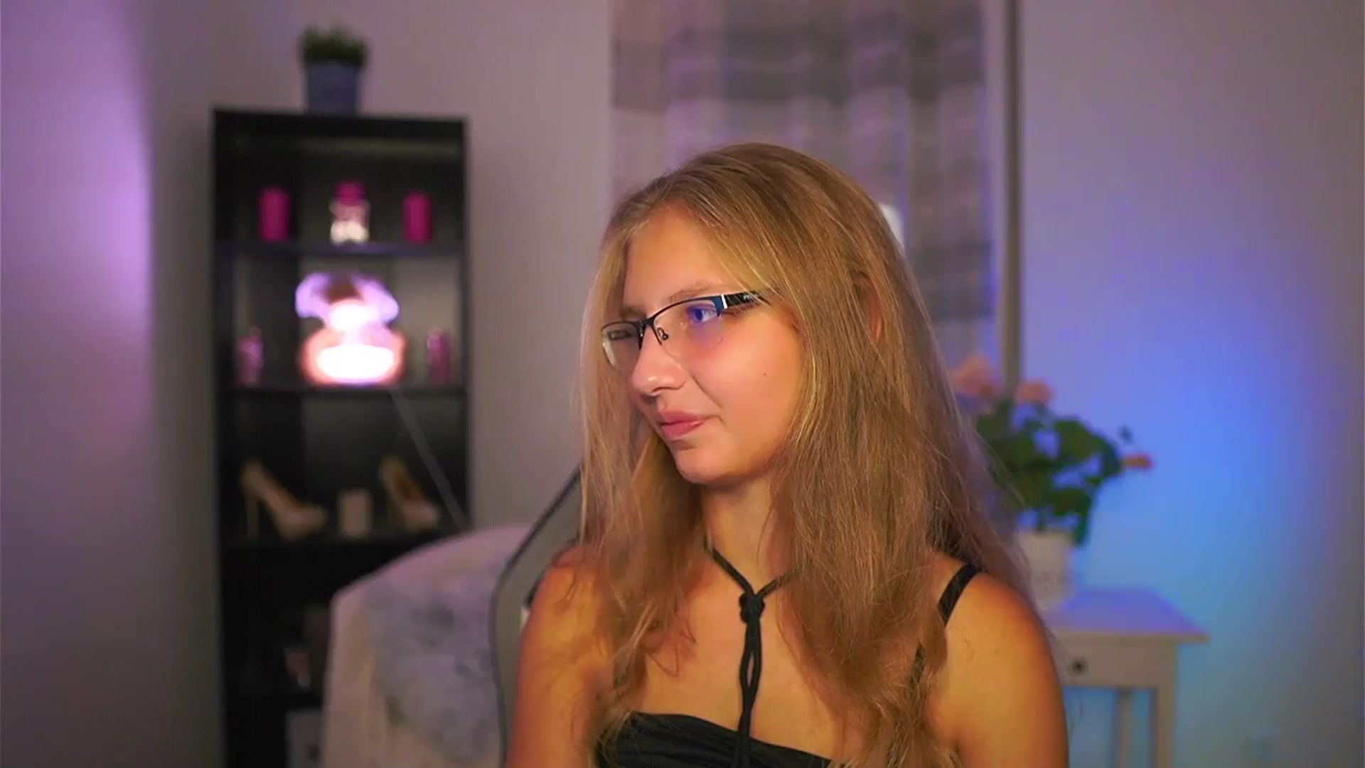Gallery image thumbnail from Emmie_murray's myfreecams stream on, 10/10/2025, 20:58 image 4 of 20