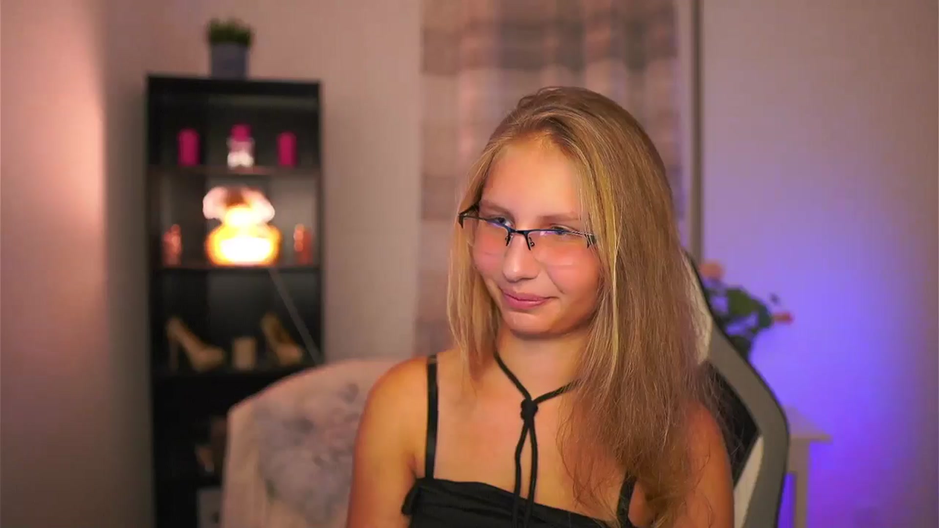 Gallery image thumbnail from Emmie_murray's myfreecams stream on, 10/10/2025, 20:58 image 18 of 20