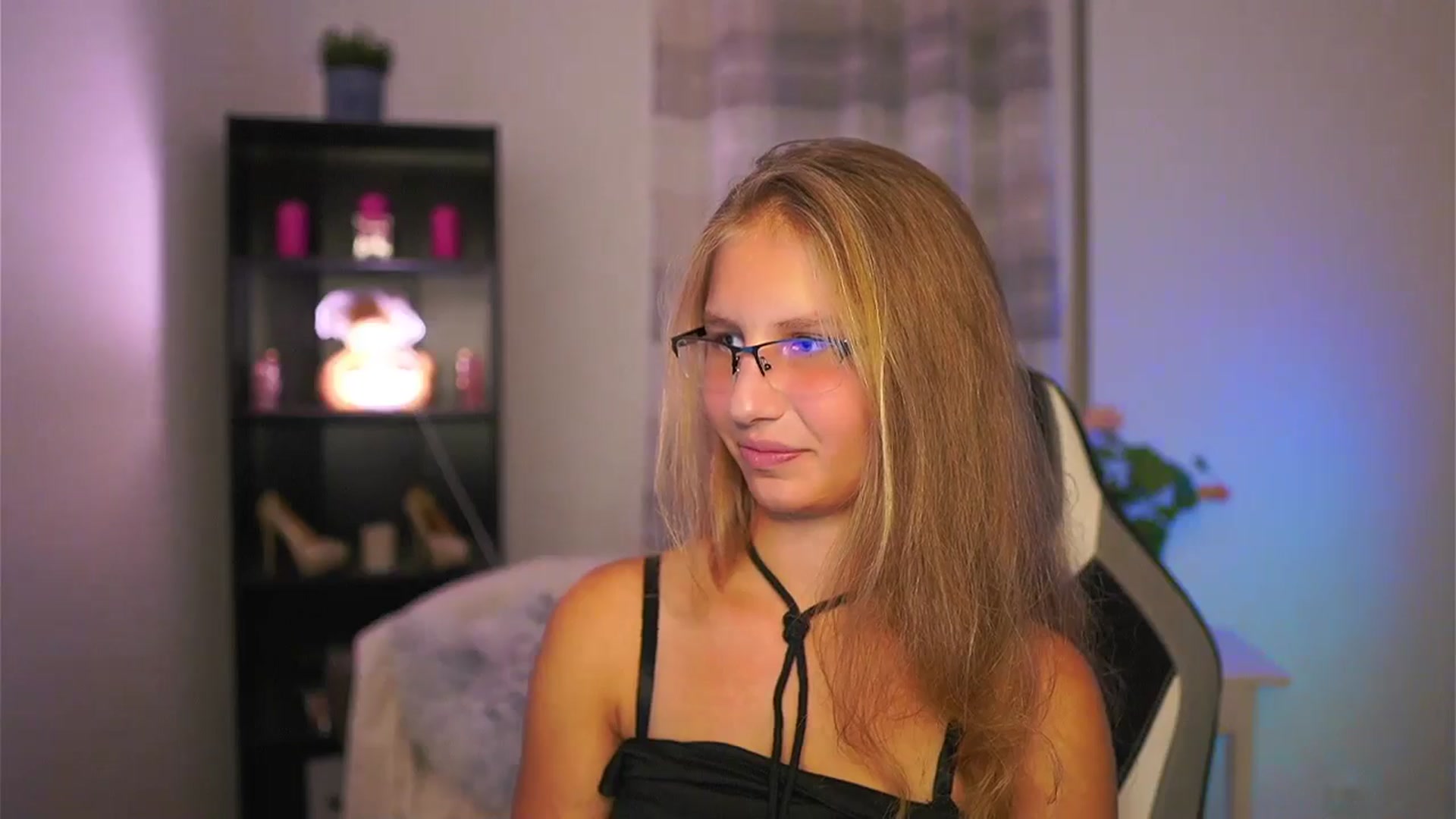 Gallery image thumbnail from Emmie_murray's myfreecams stream on, 10/10/2025, 20:58 image 16 of 20