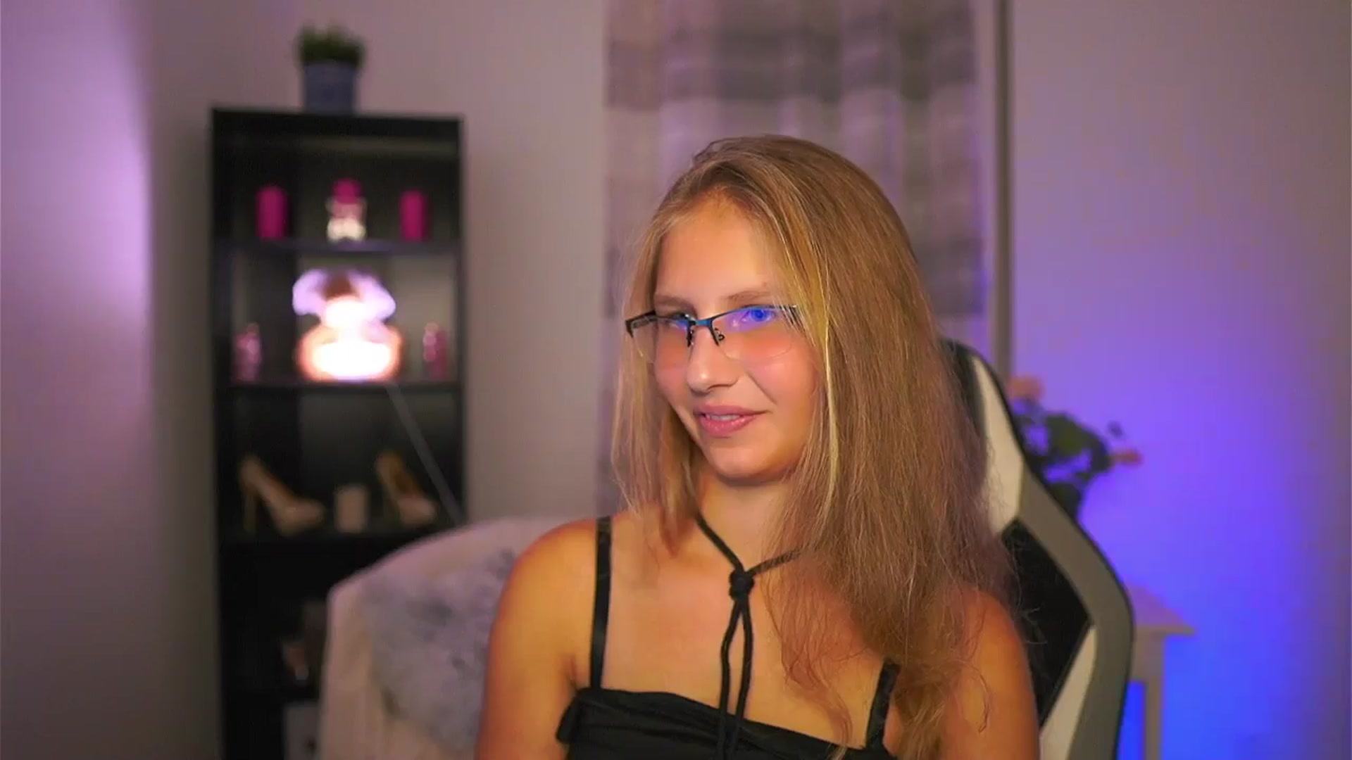 Gallery image thumbnail from Emmie_murray's myfreecams stream on, 10/10/2025, 20:58 image 17 of 20