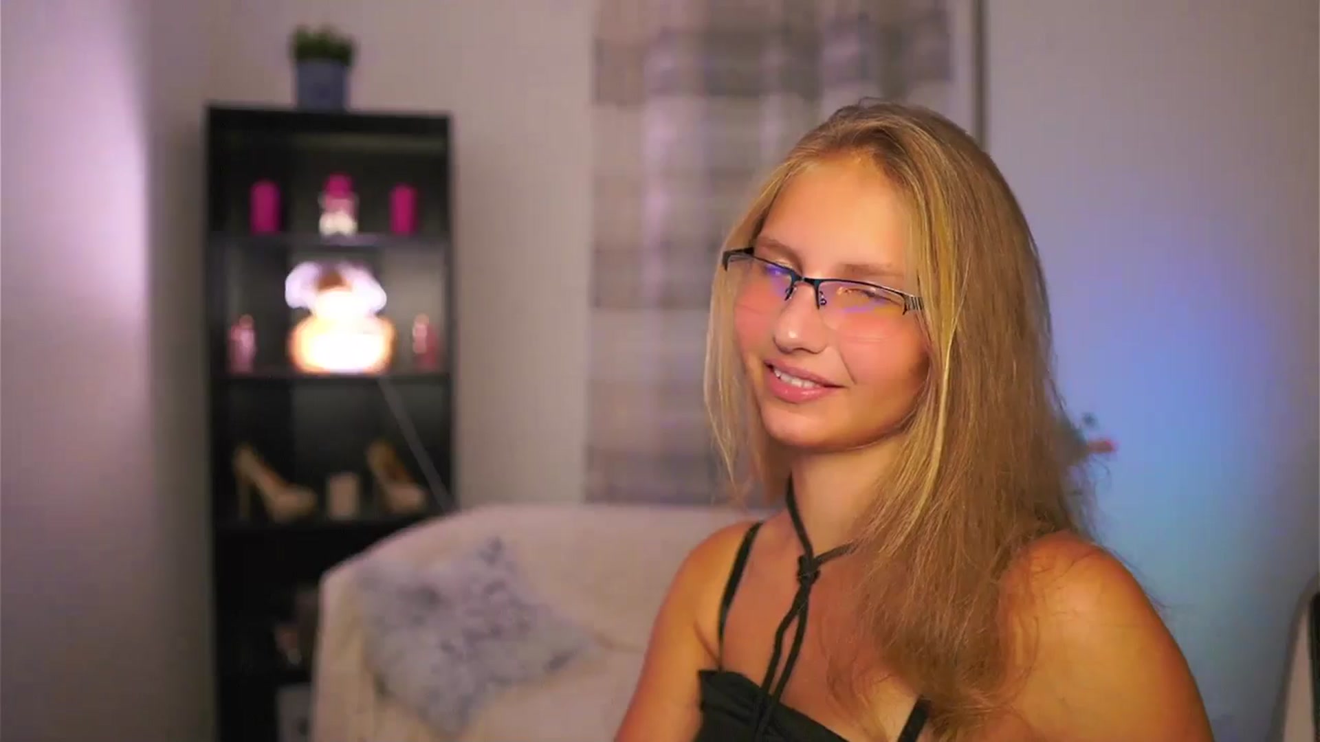 Gallery image thumbnail from Emmie_murray's myfreecams stream on, 10/10/2025, 20:58 image 19 of 20