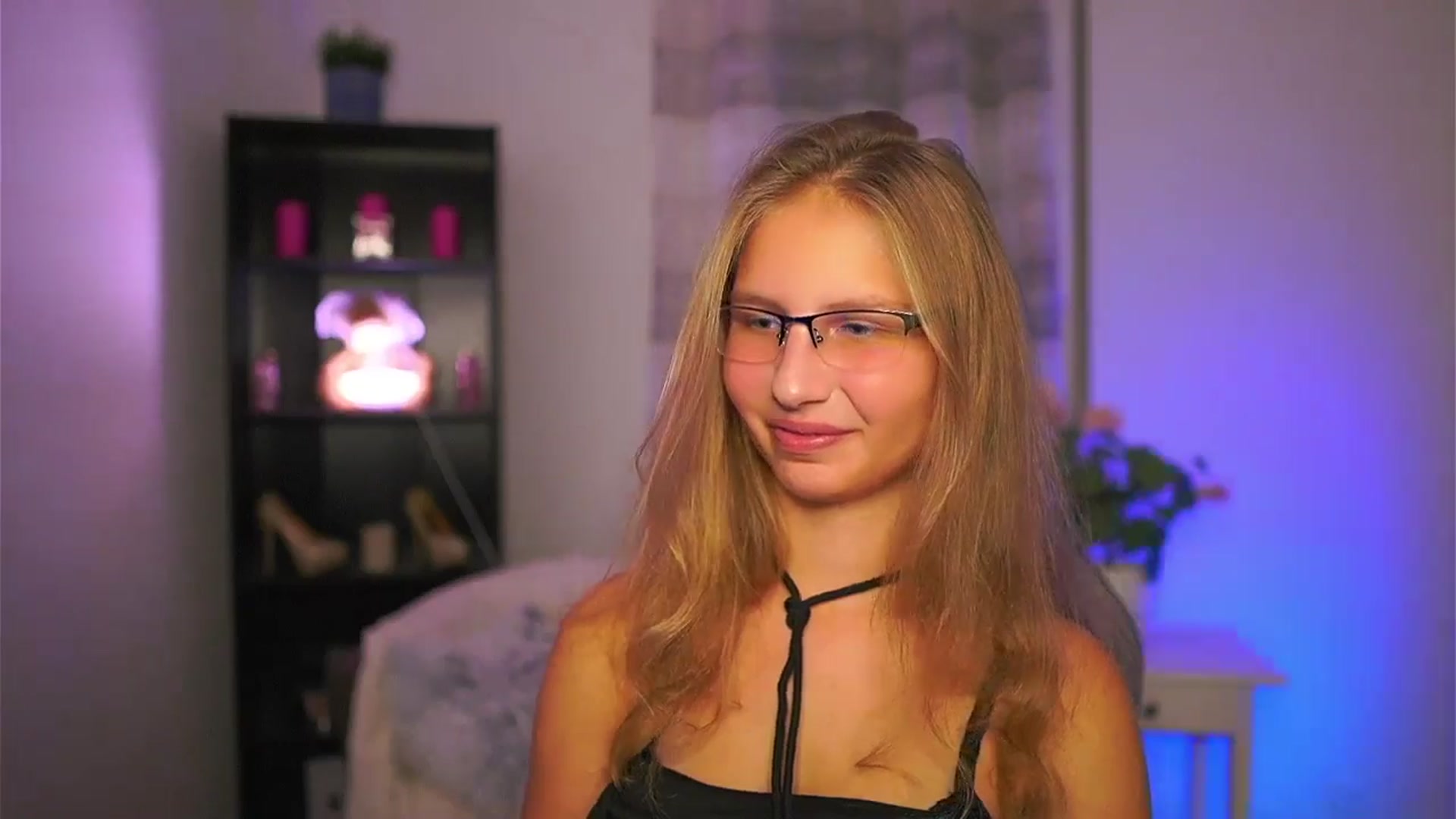 Gallery image thumbnail from Emmie_murray's myfreecams stream on, 10/10/2025, 22:45 image 9 of 20