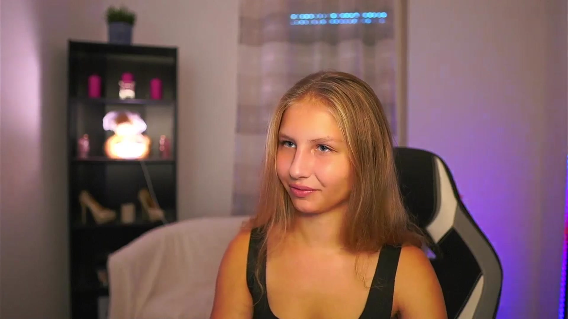 Gallery image thumbnail from Emmie_murray's myfreecams stream on, 10/12/2025, 13:43 image 15 of 20