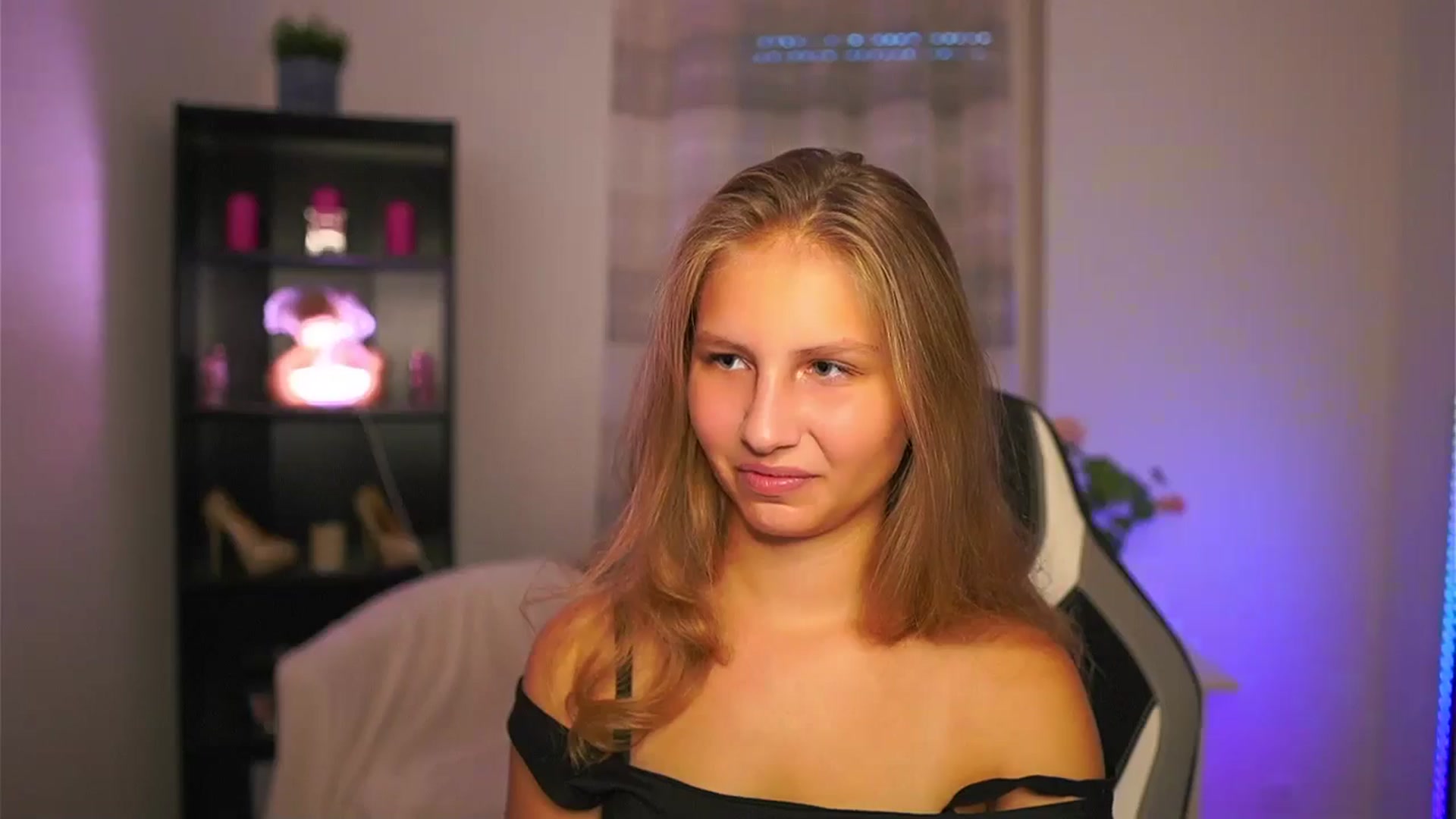 Gallery image thumbnail from Emmie_murray's myfreecams stream on, 10/12/2025, 15:58 image 16 of 20