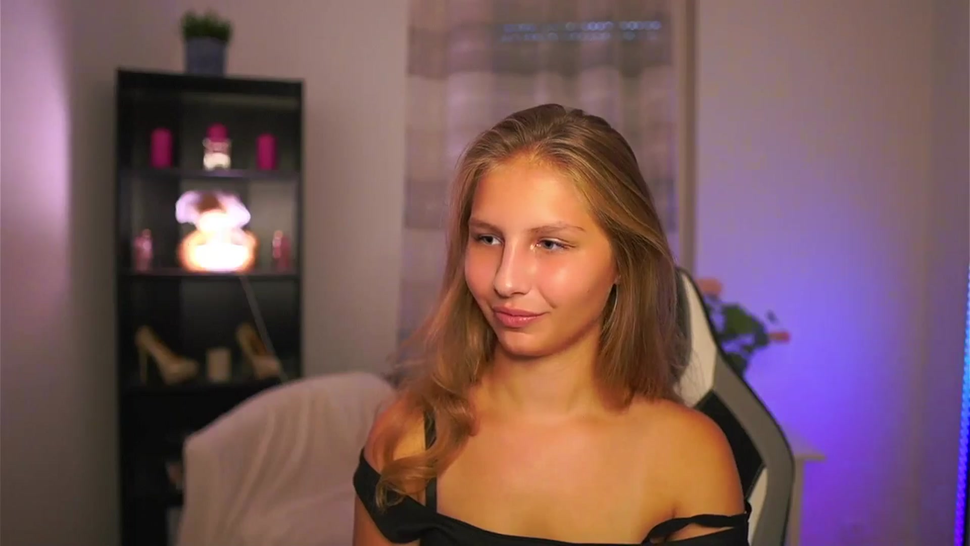 Gallery image thumbnail from Emmie_murray's myfreecams stream on, 10/12/2025, 15:58 image 15 of 20