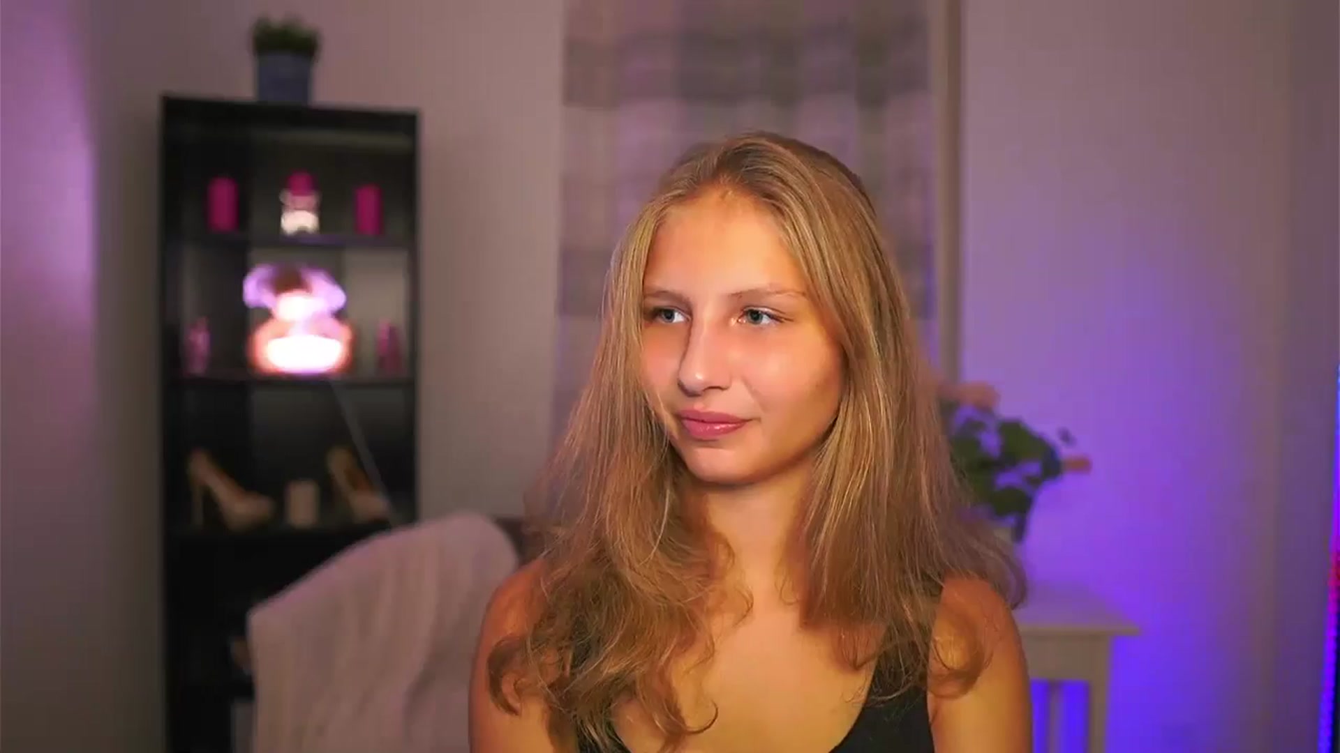 Gallery image thumbnail from Emmie_murray's myfreecams stream on, 10/12/2025, 17:48 image 6 of 20