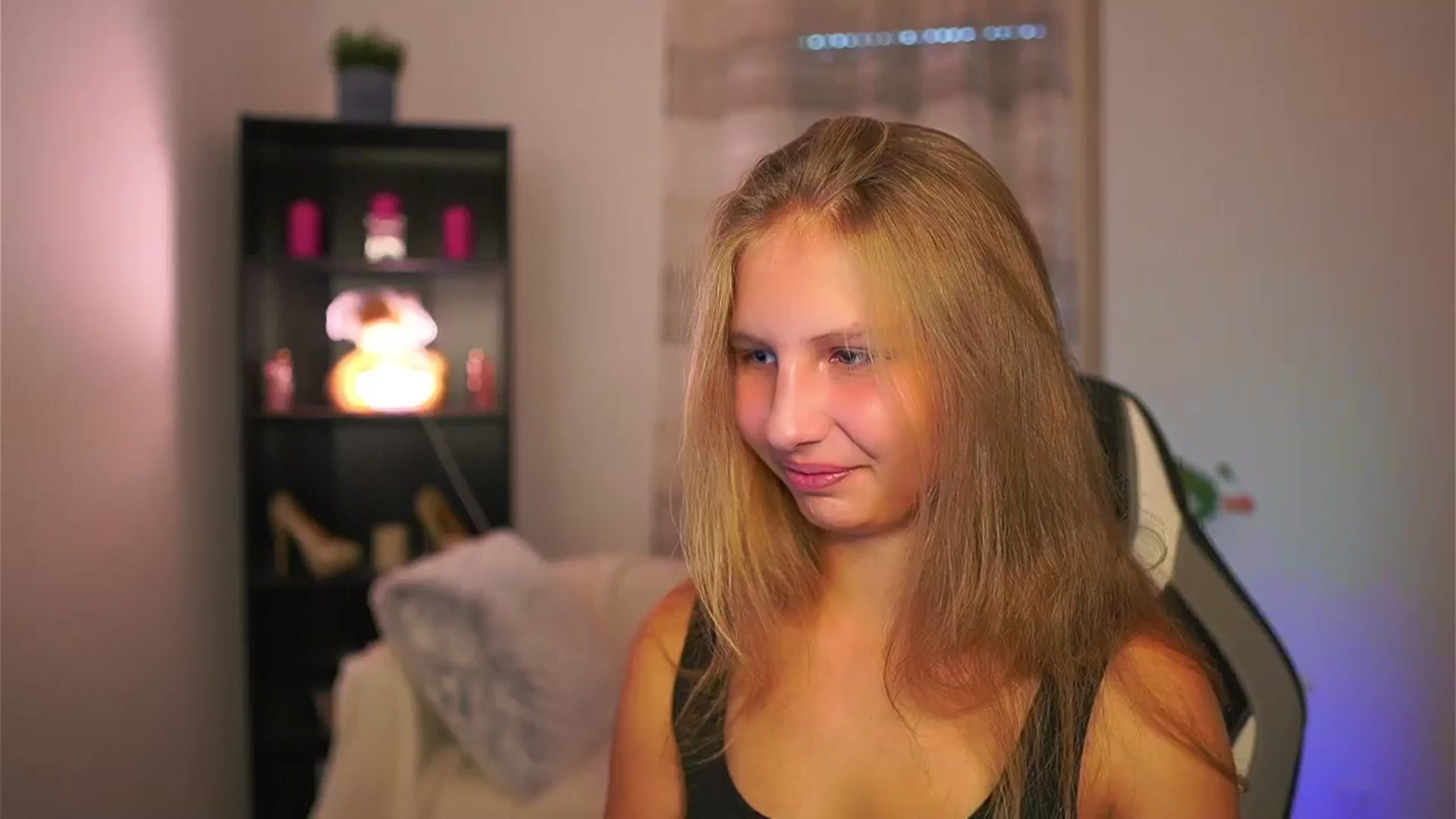 Gallery image thumbnail from Emmie_murray's myfreecams stream on, 10/15/2025, 13:39 image 4 of 20