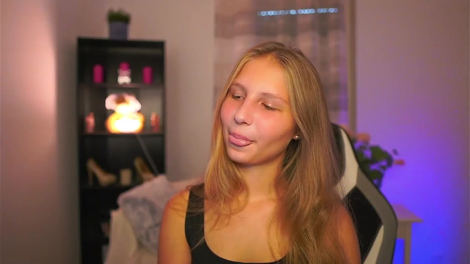 Gallery image thumbnail from Emmie_murray's myfreecams stream on, 10/15/2025, 13:39 image 14 of 20