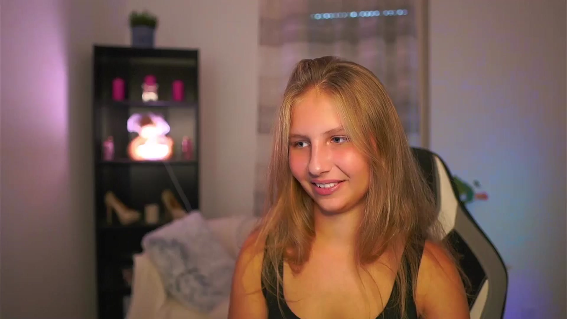 Gallery image thumbnail from Emmie_murray's myfreecams stream on, 10/15/2025, 13:39 image 18 of 20