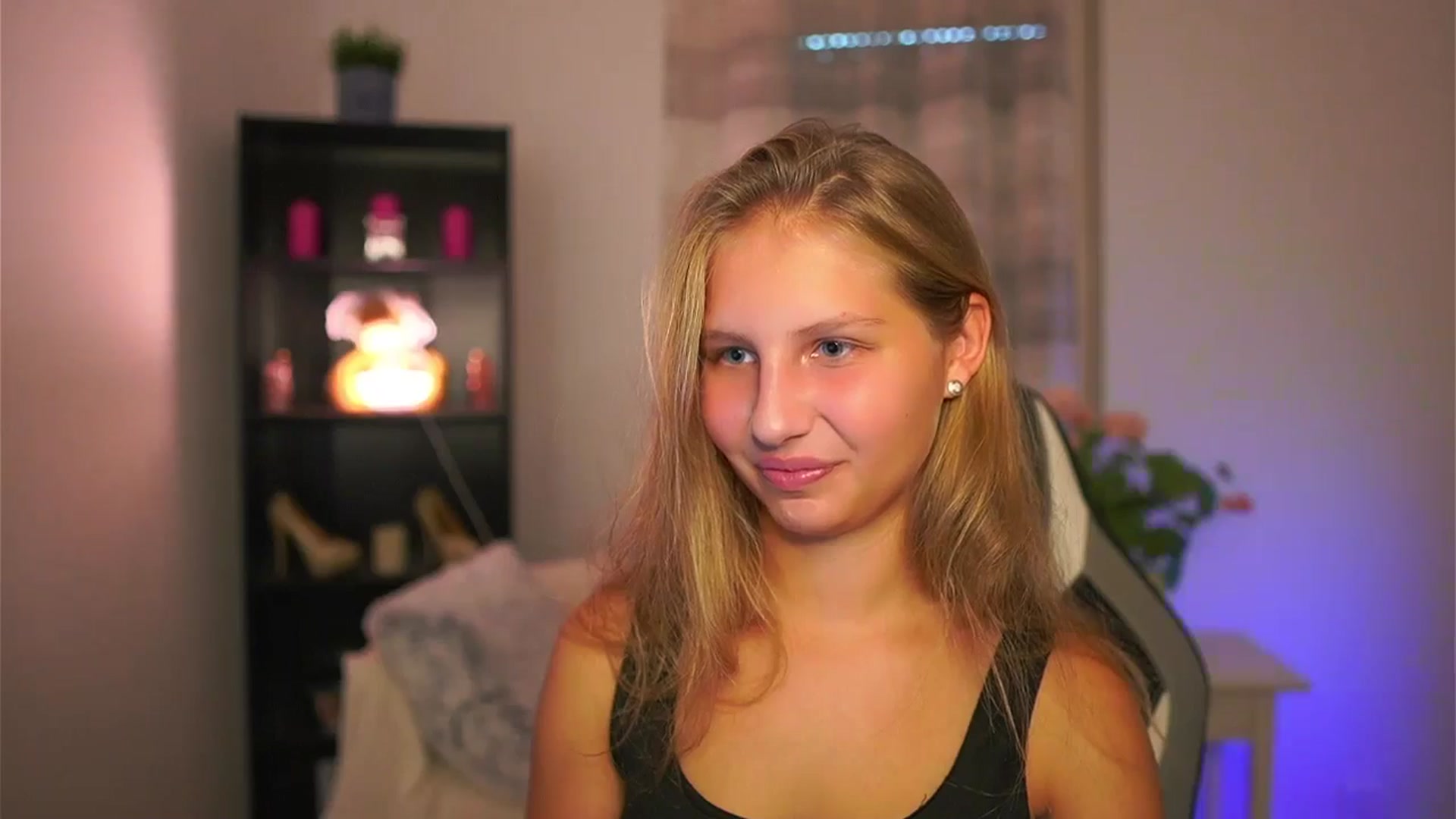 Gallery image thumbnail from Emmie_murray's myfreecams stream on, 10/15/2025, 13:39 image 10 of 20