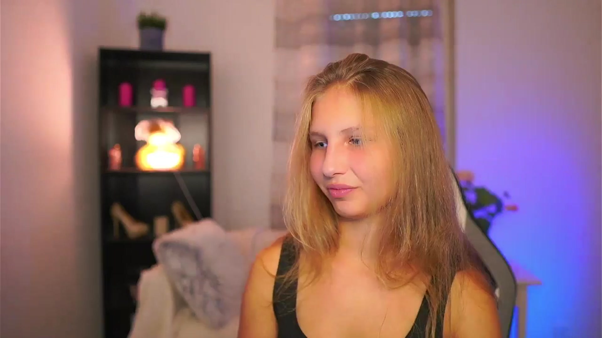 Gallery image thumbnail from Emmie_murray's myfreecams stream on, 10/15/2025, 13:39 image 3 of 20