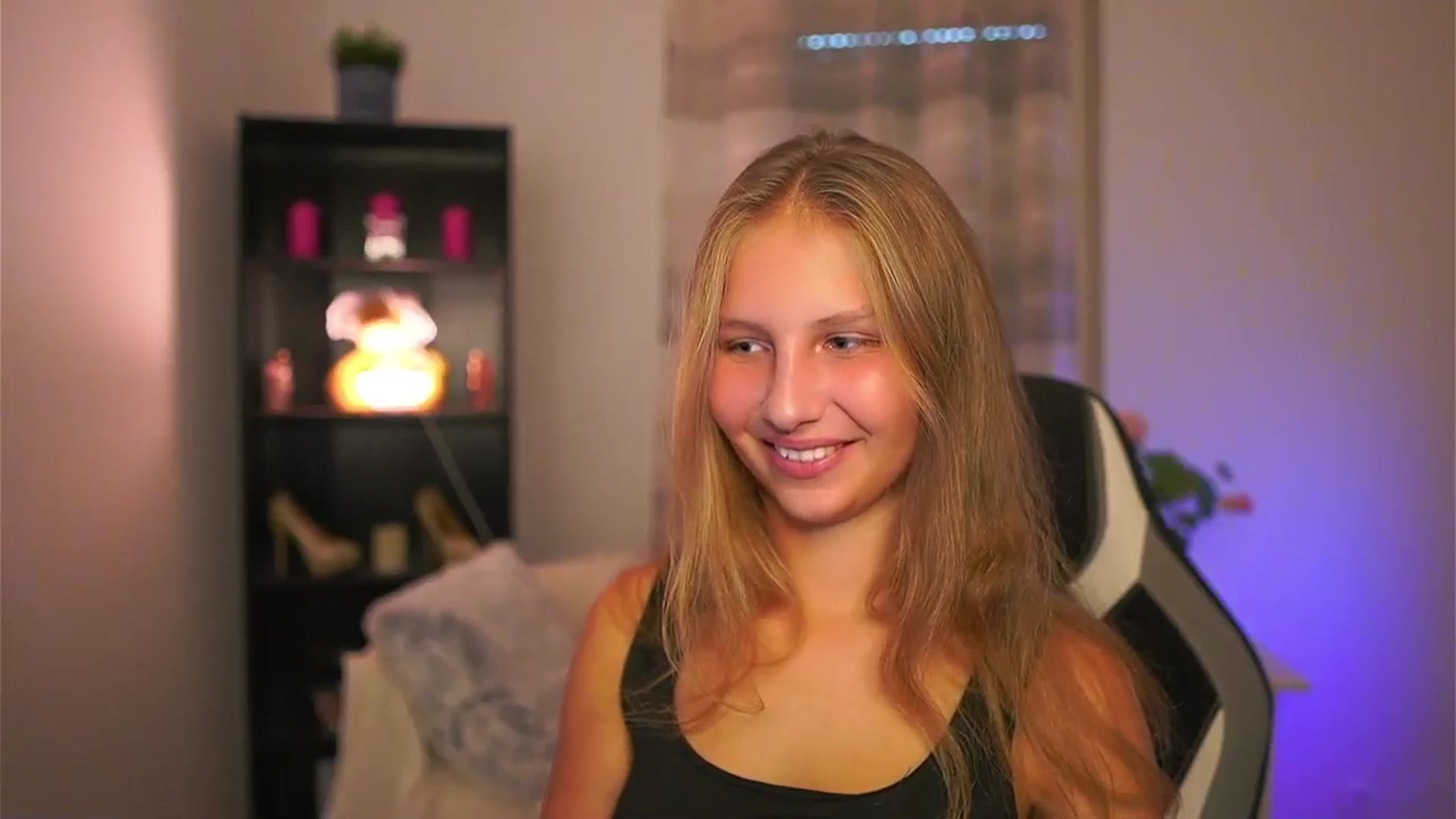 Gallery image thumbnail from Emmie_murray's myfreecams stream on, 10/15/2025, 13:39 image 13 of 20
