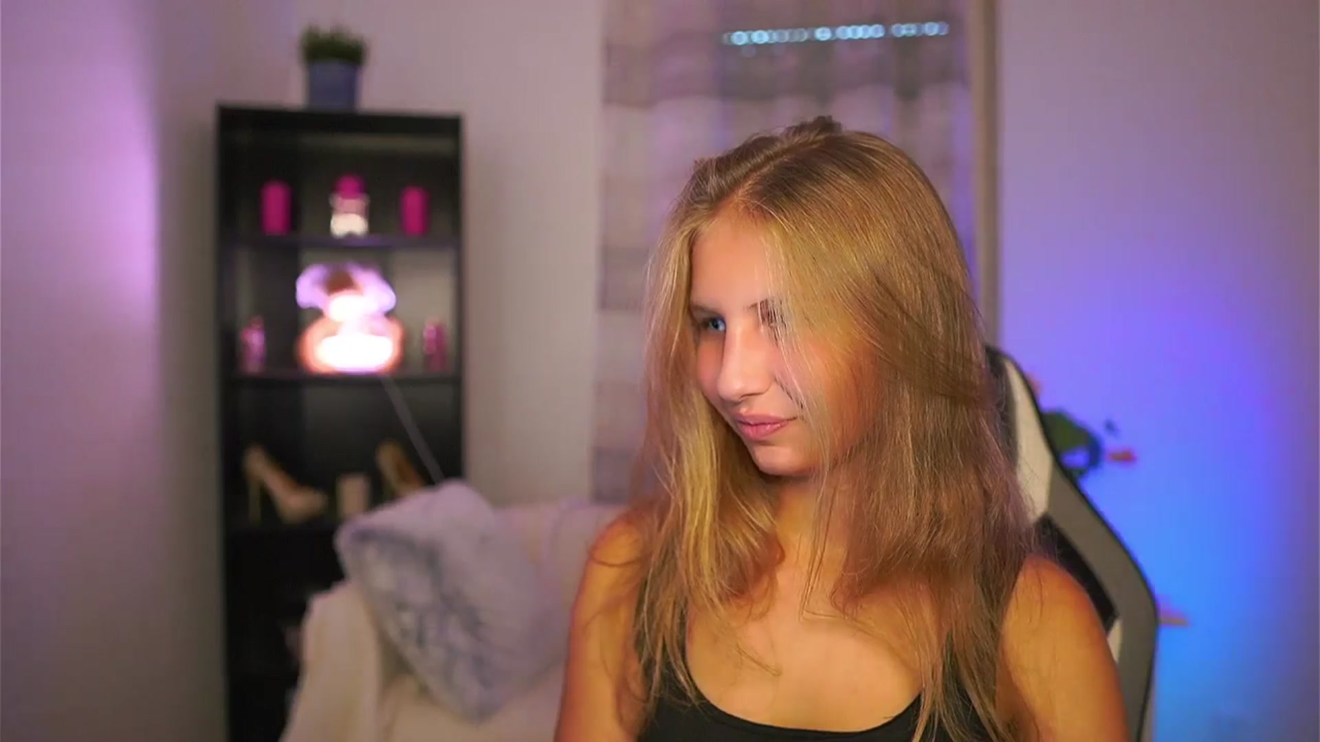 Gallery image thumbnail from Emmie_murray's myfreecams stream on, 10/15/2025, 13:39 image 6 of 20