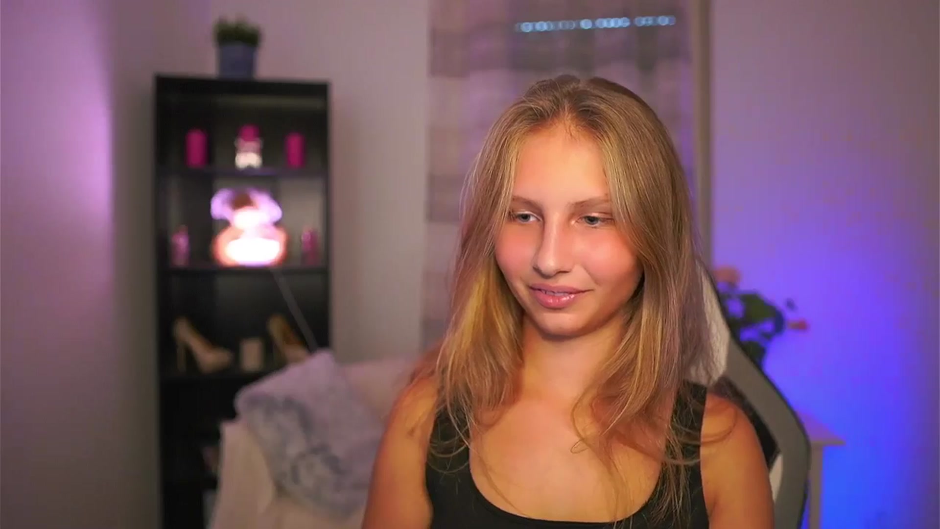 Gallery image thumbnail from Emmie_murray's myfreecams stream on, 10/15/2025, 13:39 image 17 of 20