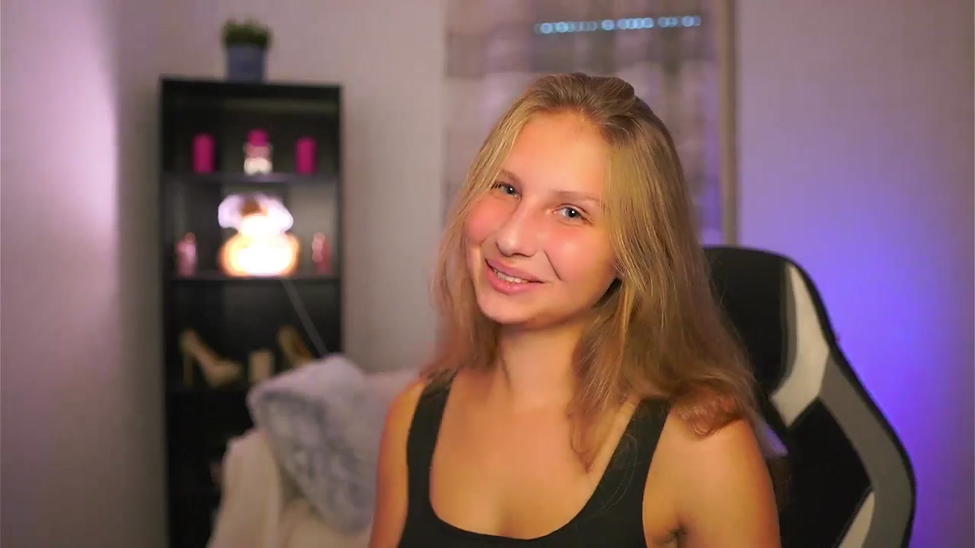 Gallery image thumbnail from Emmie_murray's myfreecams stream on, 10/15/2025, 13:39 image 2 of 20