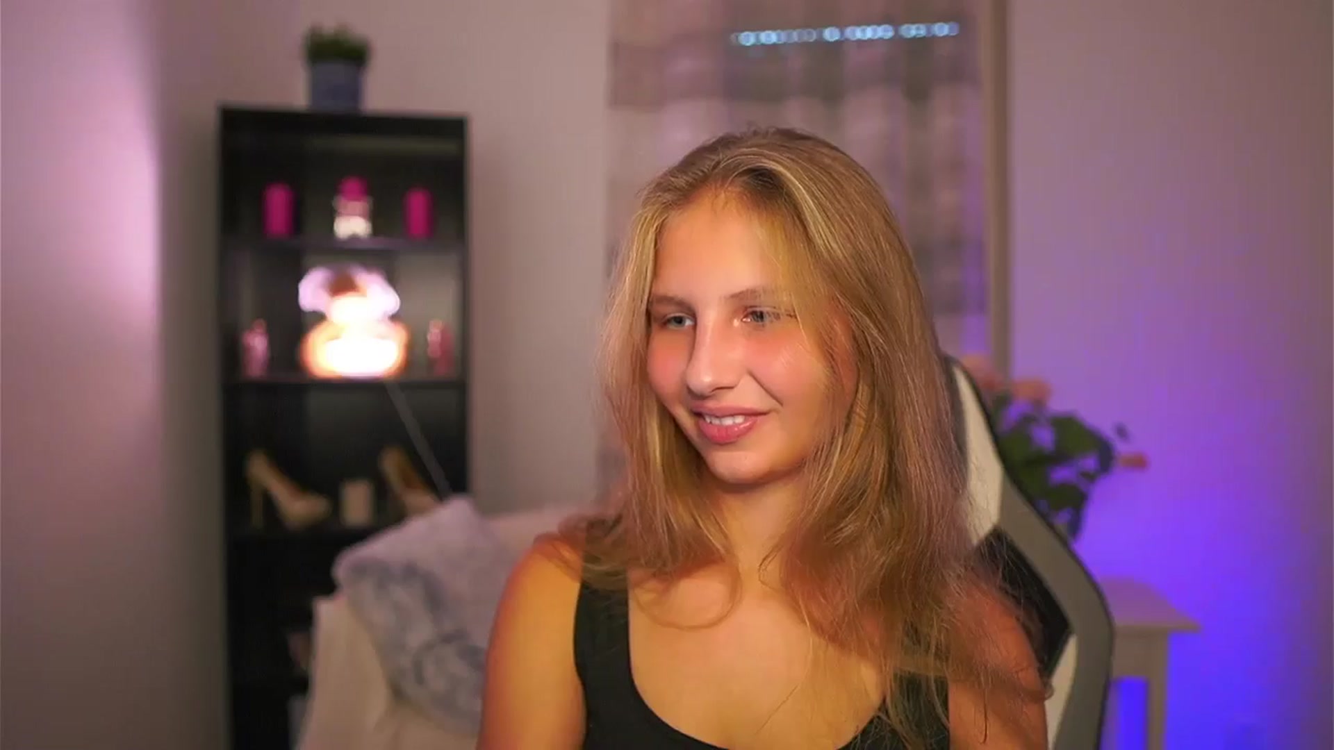 Gallery image thumbnail from Emmie_murray's myfreecams stream on, 10/15/2025, 13:39 image 11 of 20