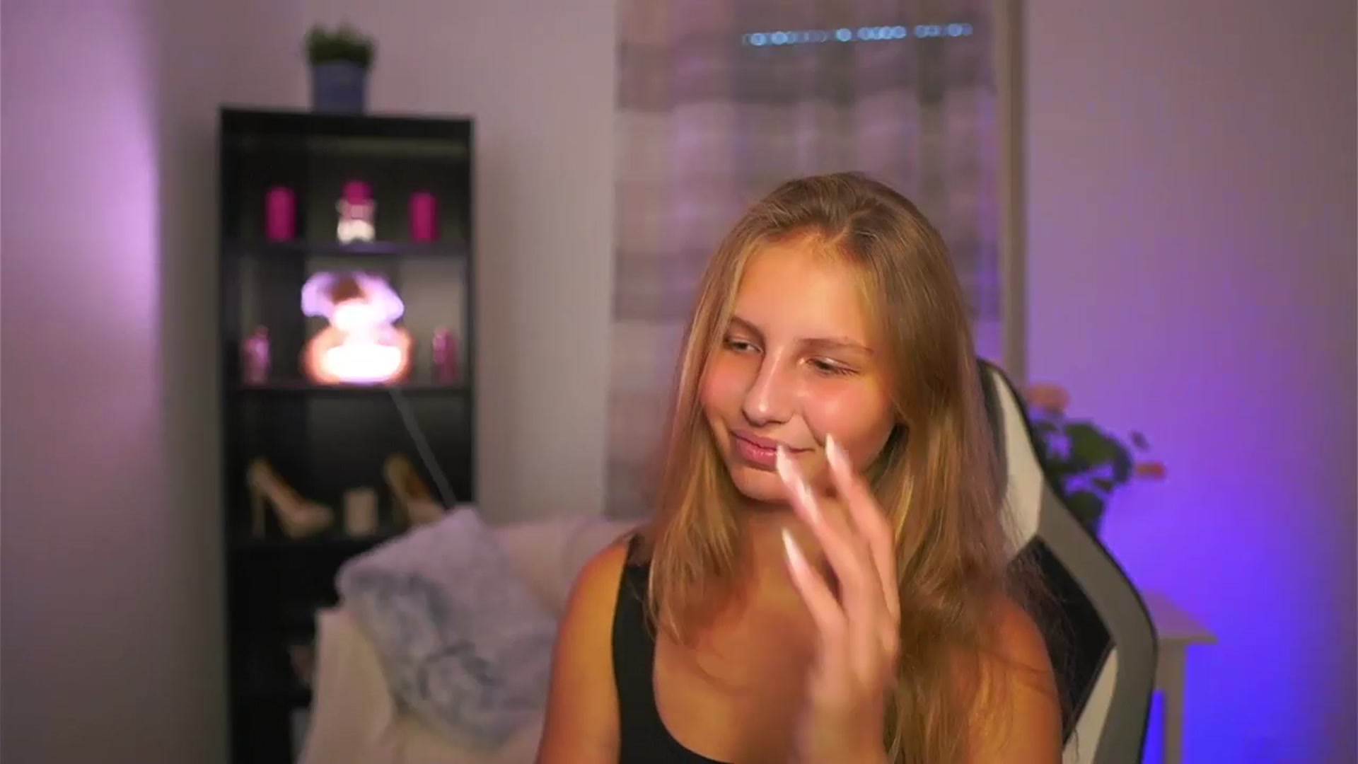 Gallery image thumbnail from Emmie_murray's myfreecams stream on, 10/15/2025, 14:53 image 11 of 20