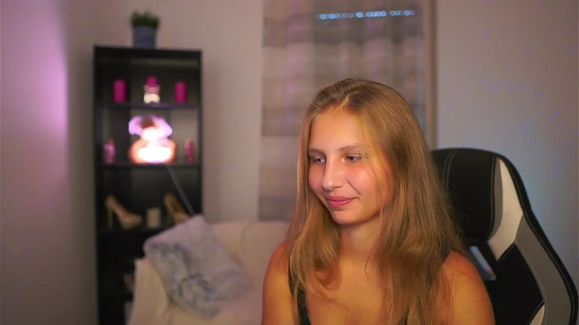 Gallery image thumbnail from Emmie_murray's myfreecams stream on, 10/15/2025, 14:53 image 12 of 20