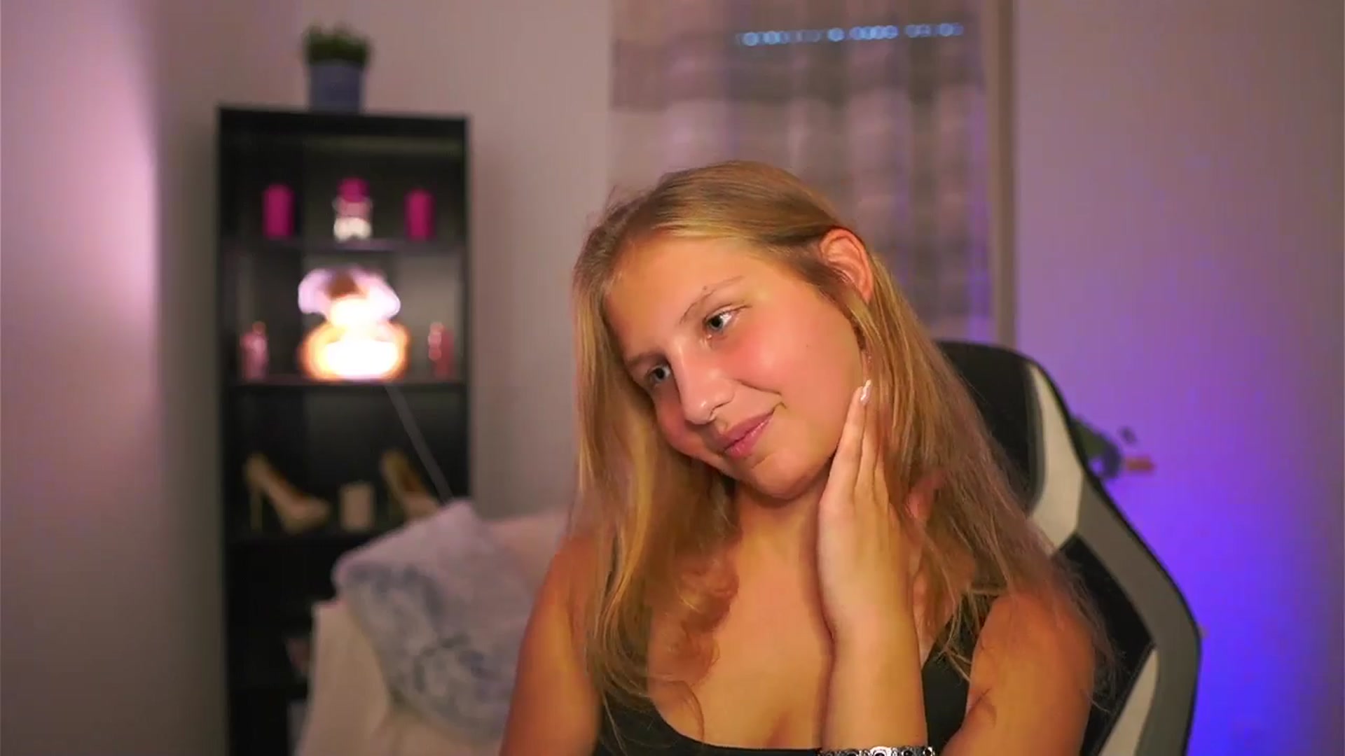 Gallery image thumbnail from Emmie_murray's myfreecams stream on, 10/15/2025, 14:53 image 15 of 20