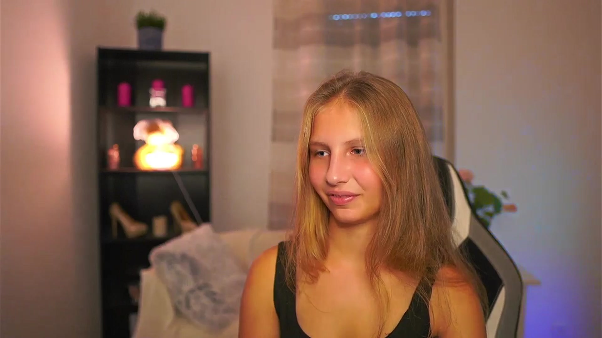 Gallery image thumbnail from Emmie_murray's myfreecams stream on, 10/15/2025, 14:53 image 14 of 20