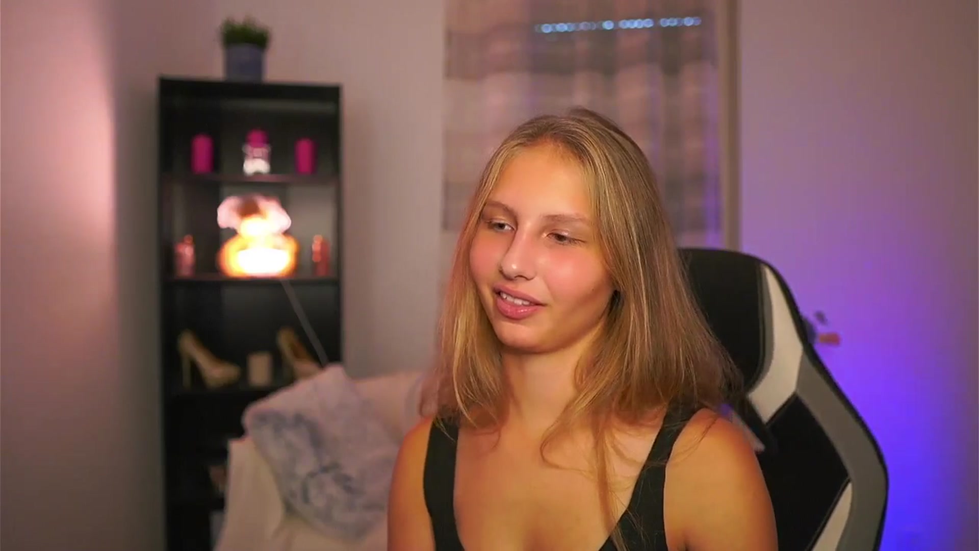 Gallery image thumbnail from Emmie_murray's myfreecams stream on, 10/15/2025, 14:53 image 9 of 20