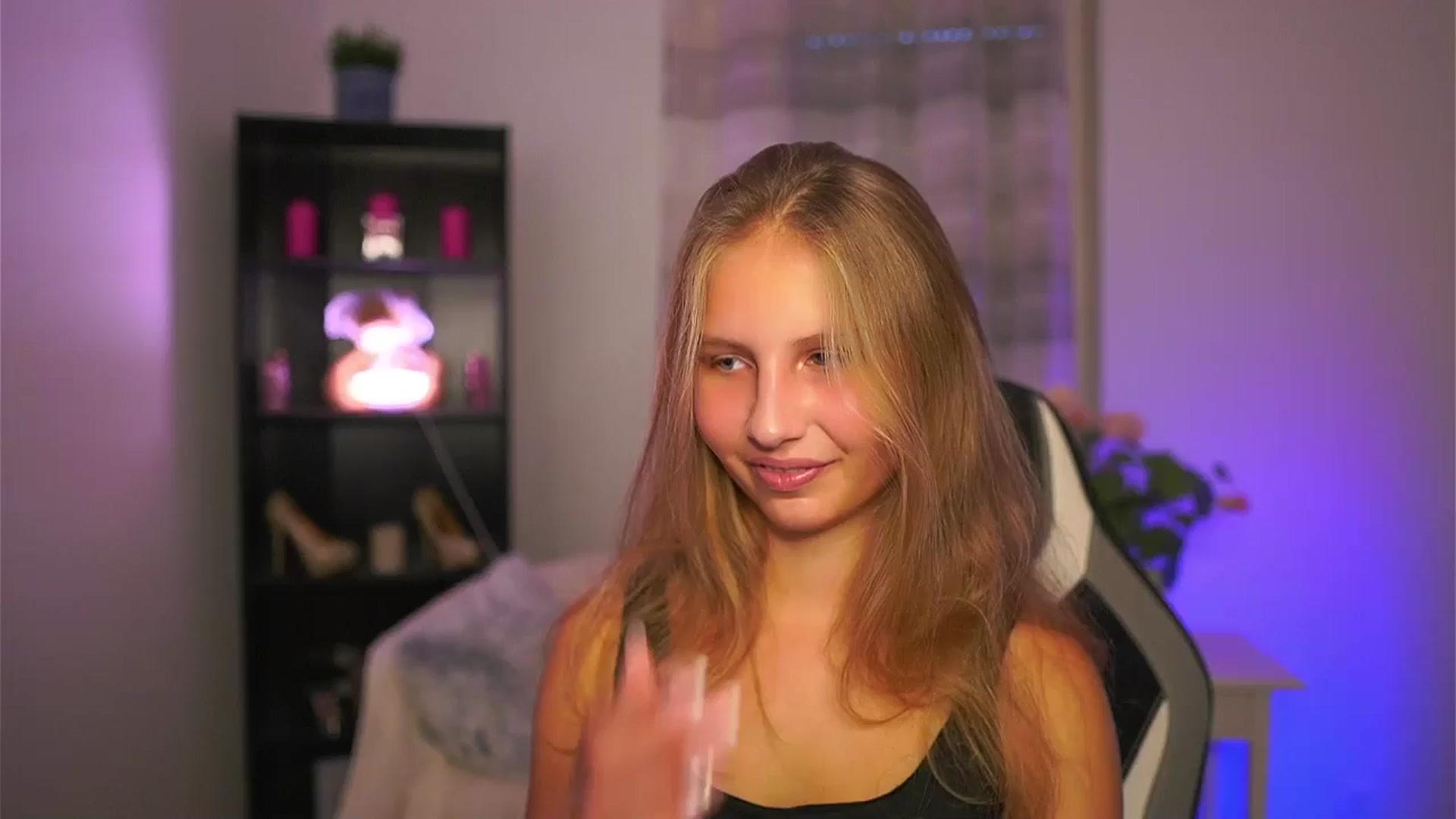 Gallery image thumbnail from Emmie_murray's myfreecams stream on, 10/15/2025, 15:59 image 10 of 20
