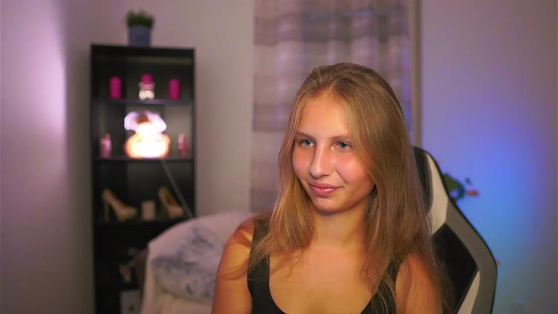 Gallery image thumbnail from Emmie_murray's myfreecams stream on, 10/15/2025, 15:59 image 16 of 20