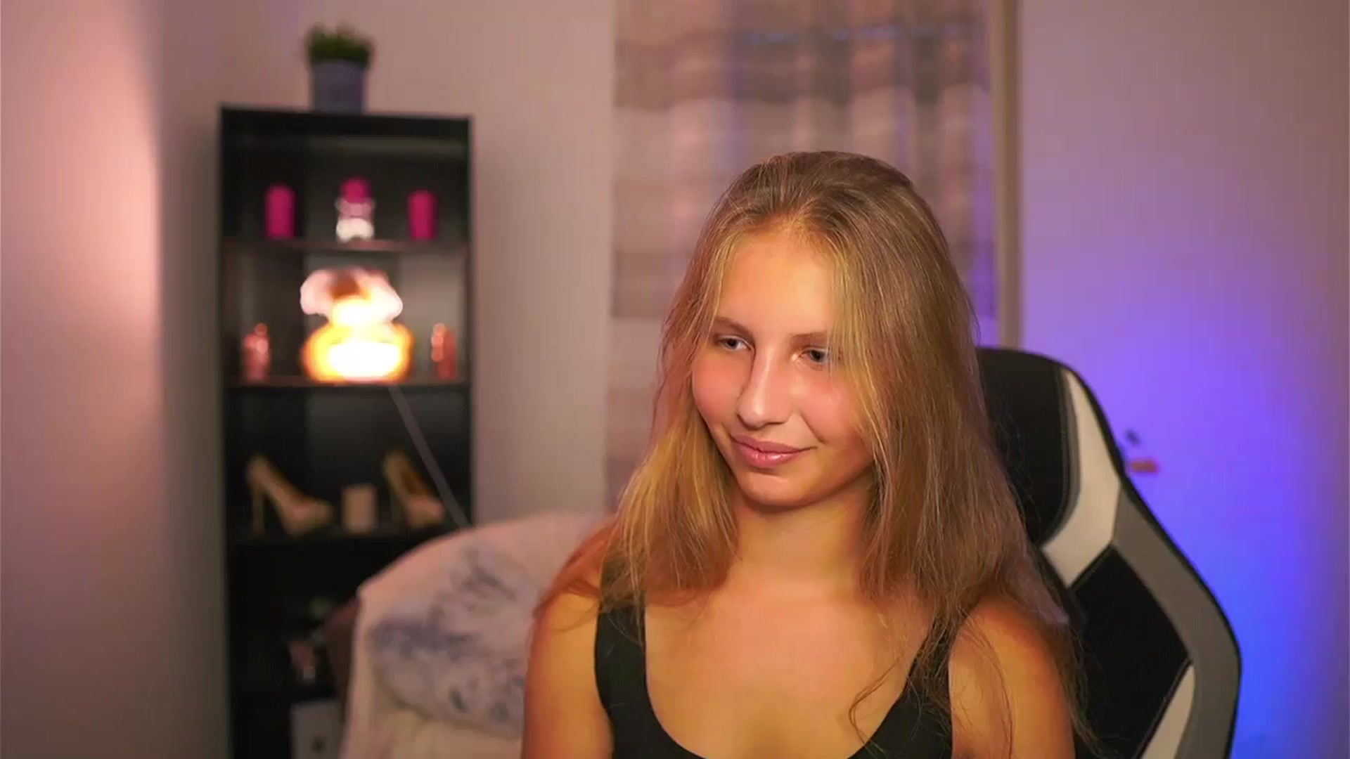 Gallery image thumbnail from Emmie_murray's myfreecams stream on, 10/15/2025, 15:59 image 15 of 20