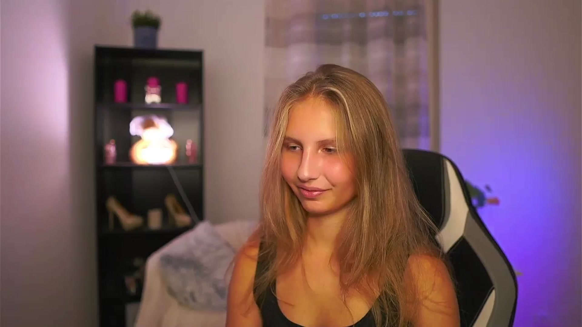 Gallery image thumbnail from Emmie_murray's myfreecams stream on, 10/15/2025, 15:59 image 9 of 20