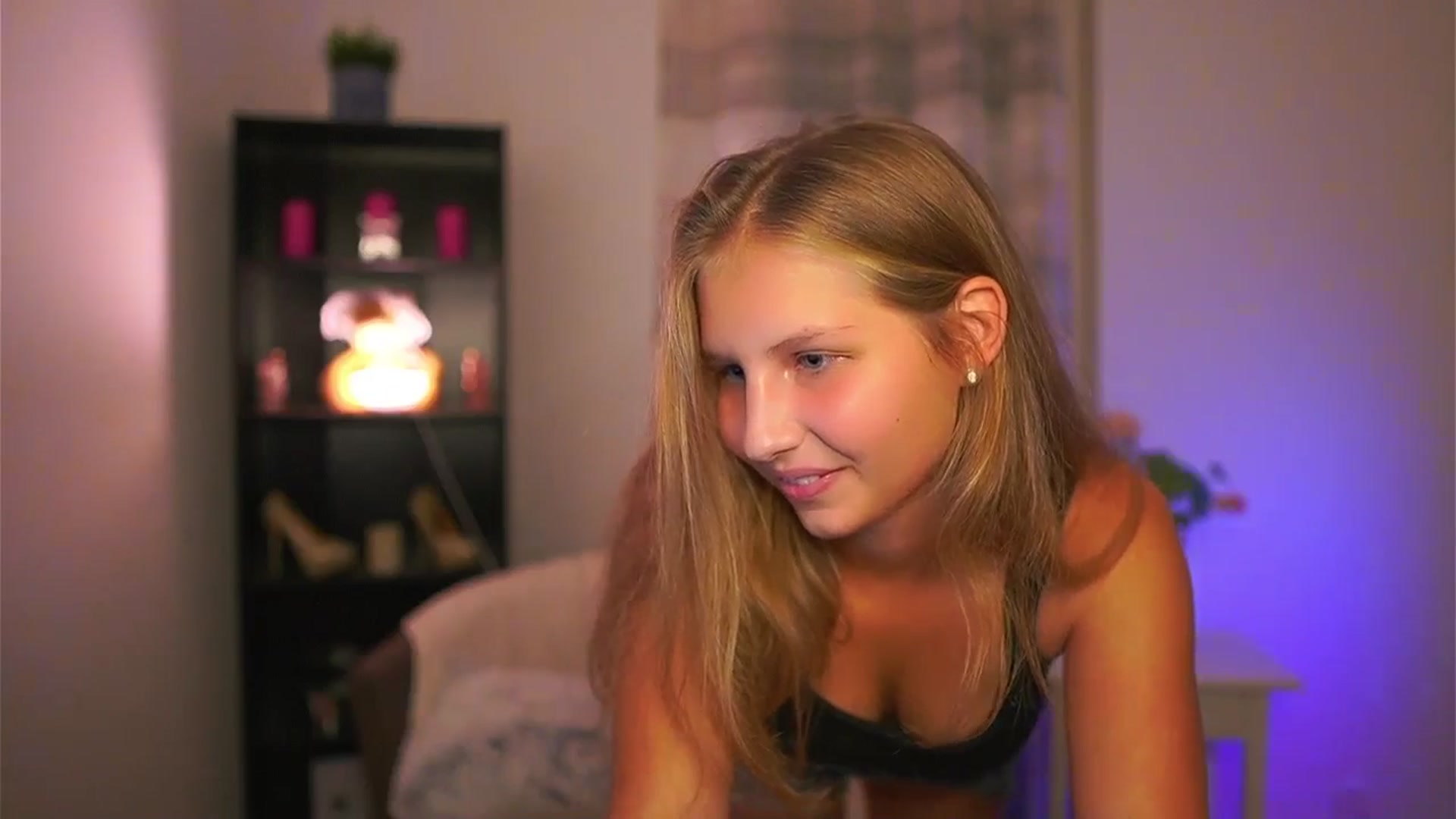 Gallery image thumbnail from Emmie_murray's myfreecams stream on, 10/15/2025, 16:44 image 7 of 20