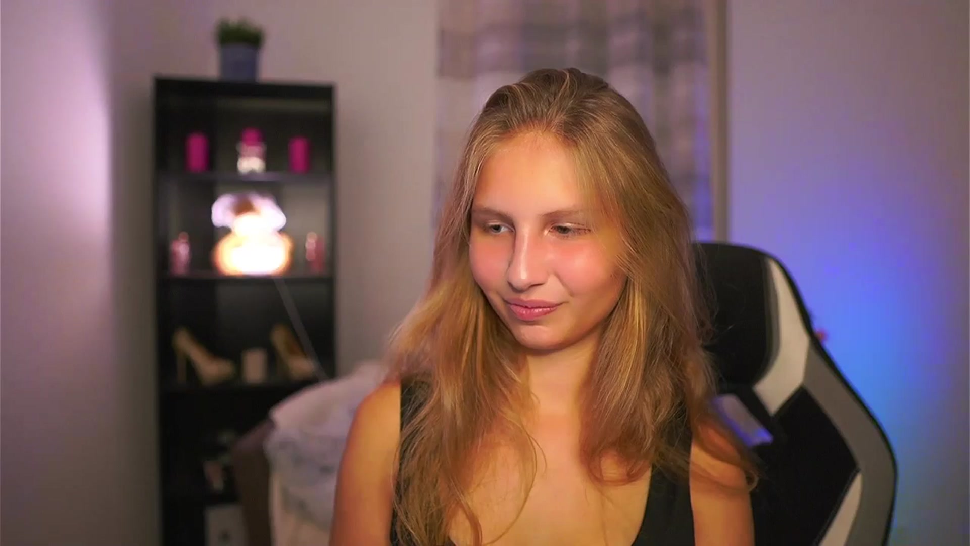 Gallery image thumbnail from Emmie_murray's myfreecams stream on, 10/15/2025, 17:59 image 13 of 20