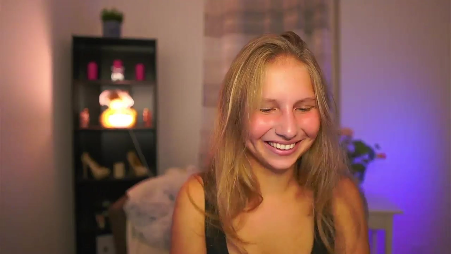 Gallery image thumbnail from Emmie_murray's myfreecams stream on, 10/15/2025, 17:59 image 6 of 20