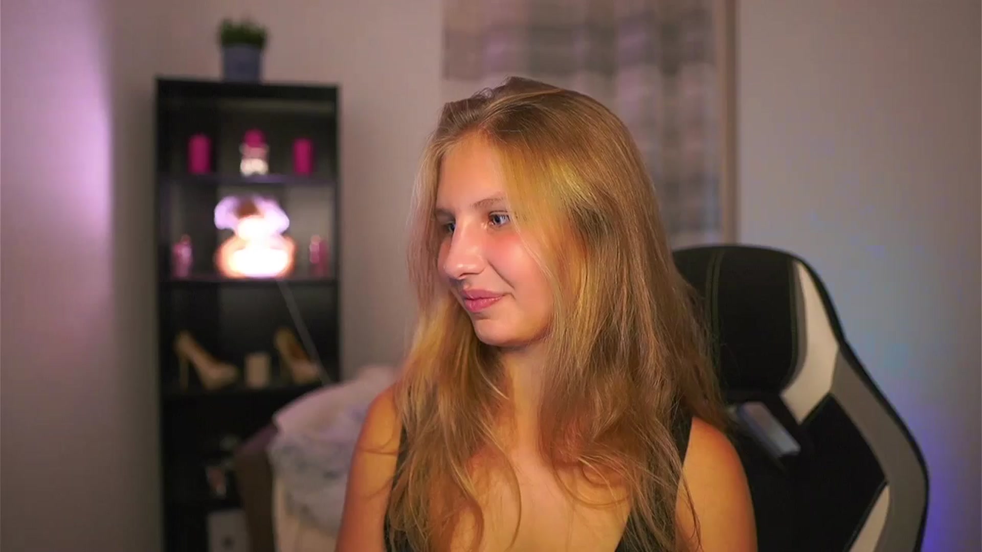 Gallery image thumbnail from Emmie_murray's myfreecams stream on, 10/15/2025, 17:59 image 19 of 20