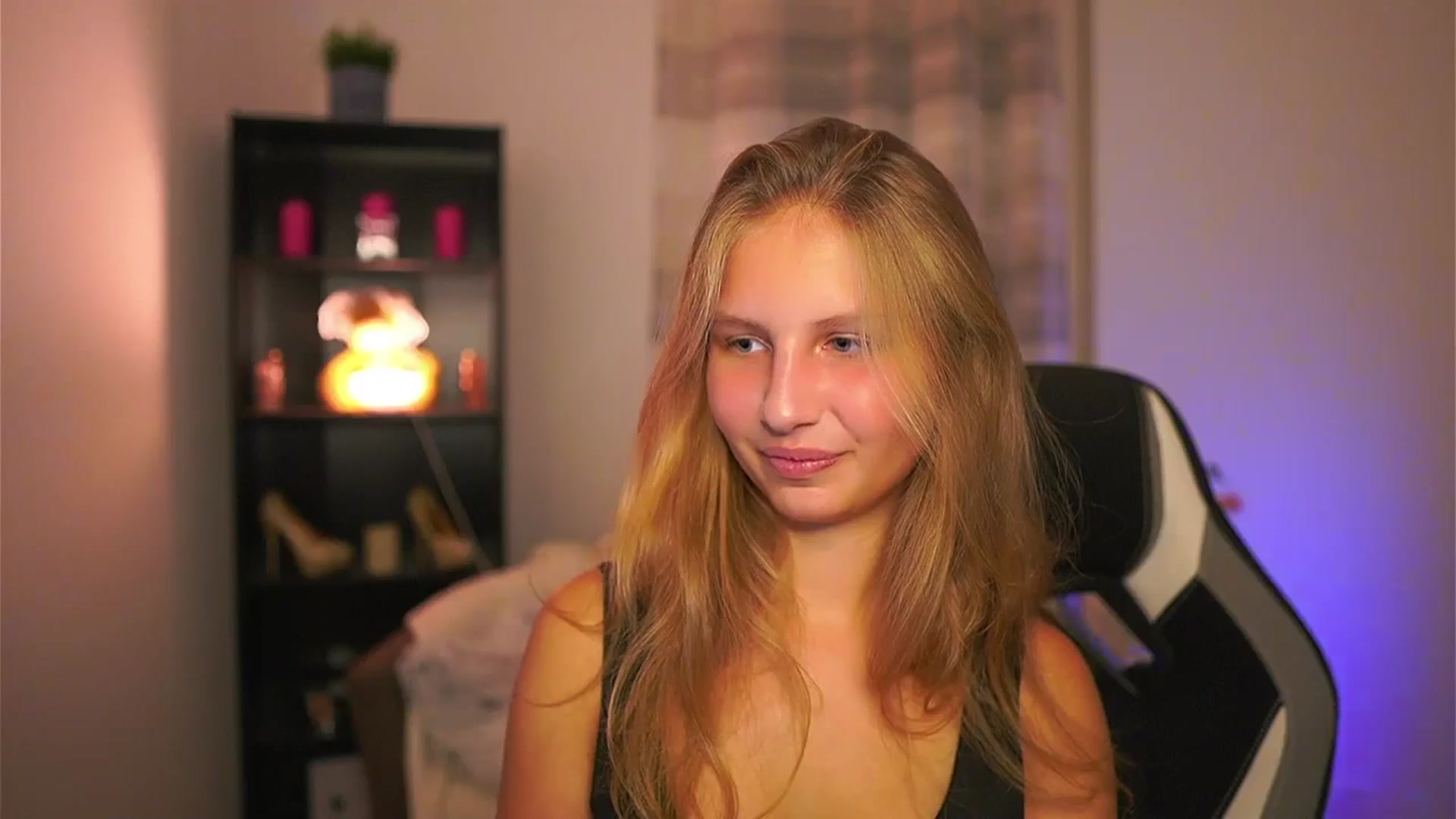 Gallery image thumbnail from Emmie_murray's myfreecams stream on, 10/15/2025, 17:59 image 14 of 20