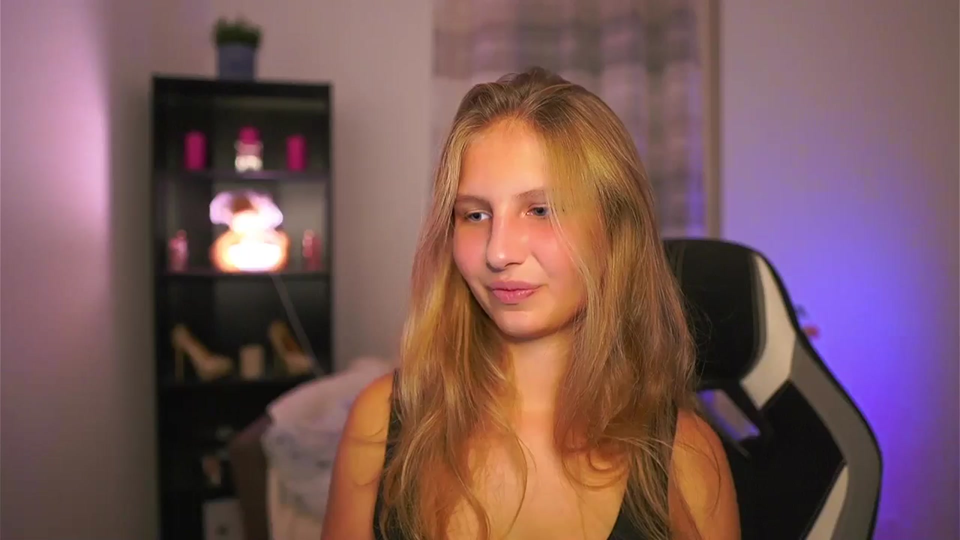 Gallery image thumbnail from Emmie_murray's myfreecams stream on, 10/15/2025, 17:59 image 17 of 20