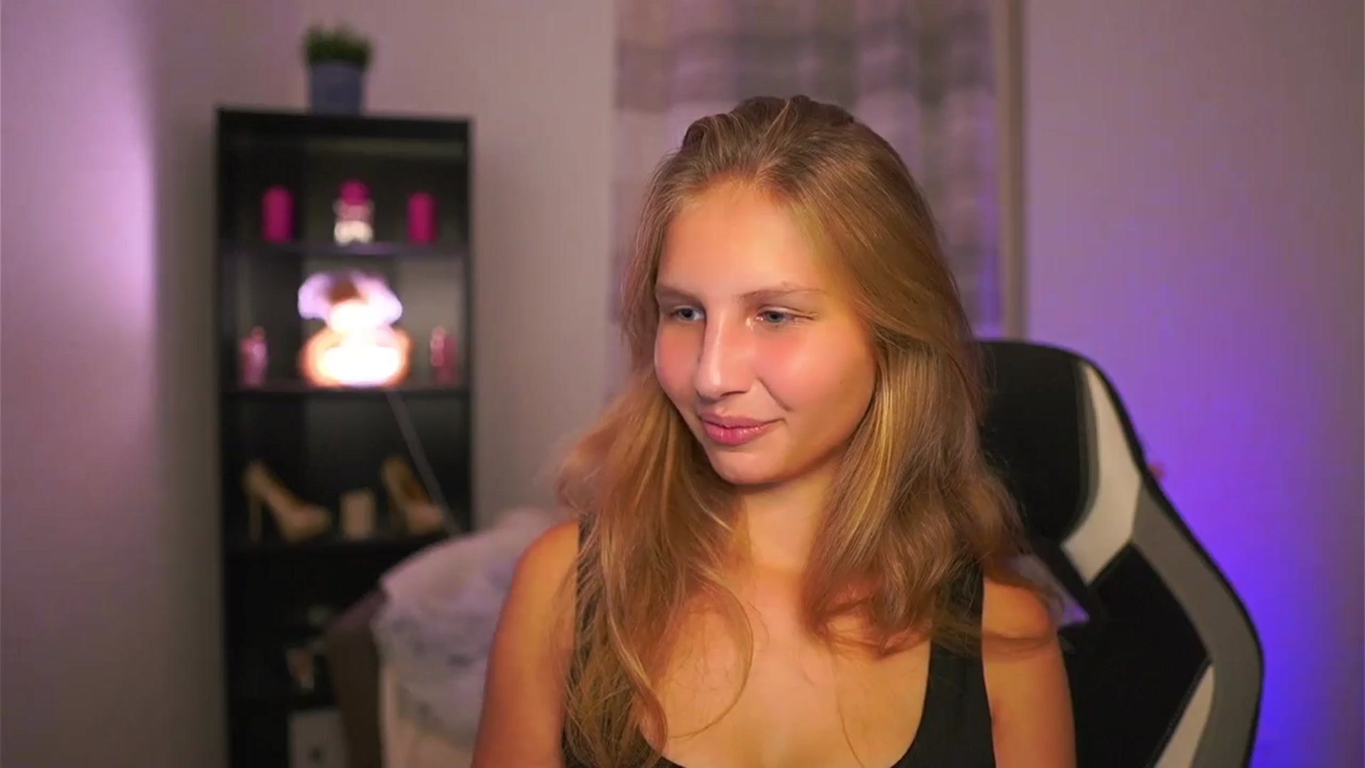Gallery image thumbnail from Emmie_murray's myfreecams stream on, 10/15/2025, 17:59 image 12 of 20