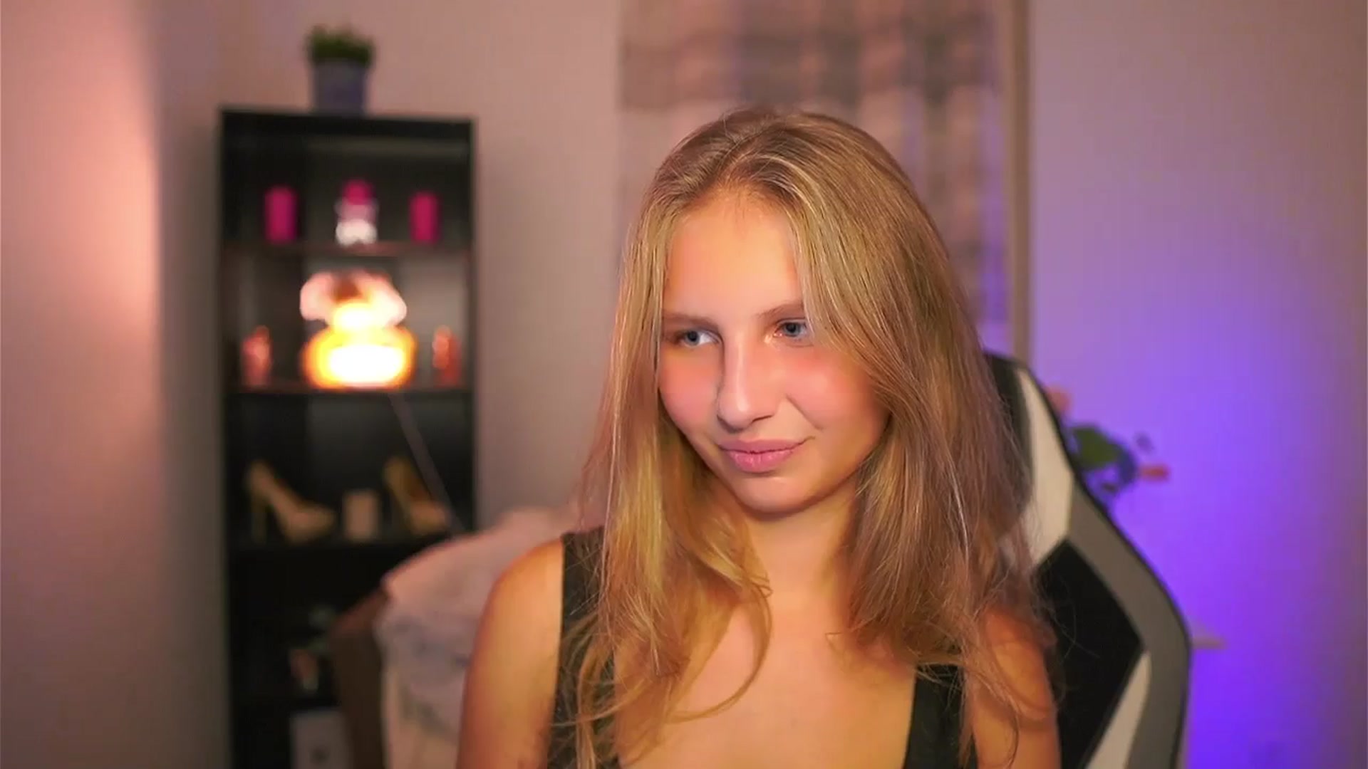 Gallery image thumbnail from Emmie_murray's myfreecams stream on, 10/15/2025, 17:59 image 9 of 20