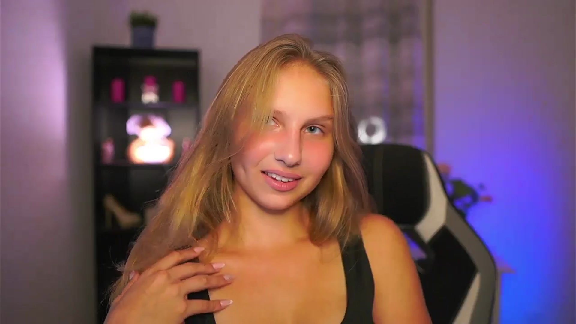 Gallery image thumbnail from Emmie_murray's myfreecams stream on, 10/15/2025, 17:59 image 7 of 20