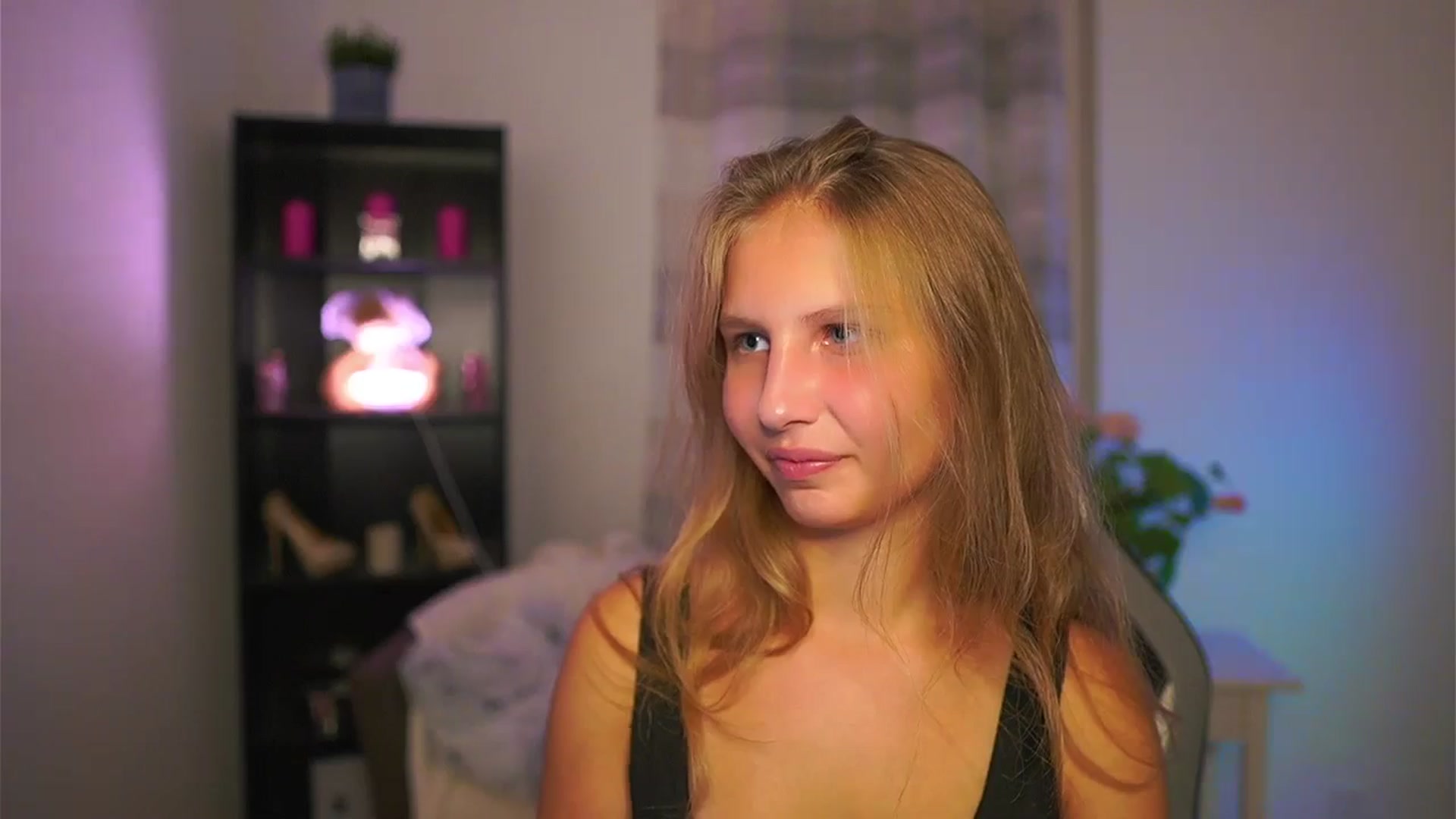 Gallery image thumbnail from Emmie_murray's myfreecams stream on, 10/15/2025, 17:59 image 5 of 20