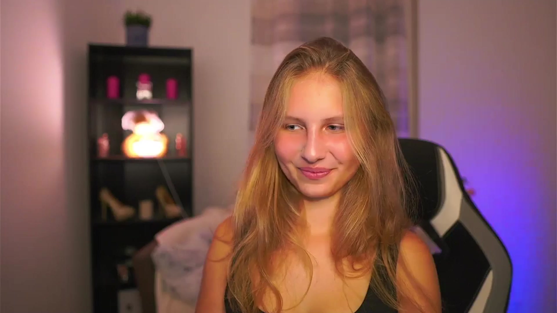 Gallery image thumbnail from Emmie_murray's myfreecams stream on, 10/15/2025, 17:59 image 15 of 20