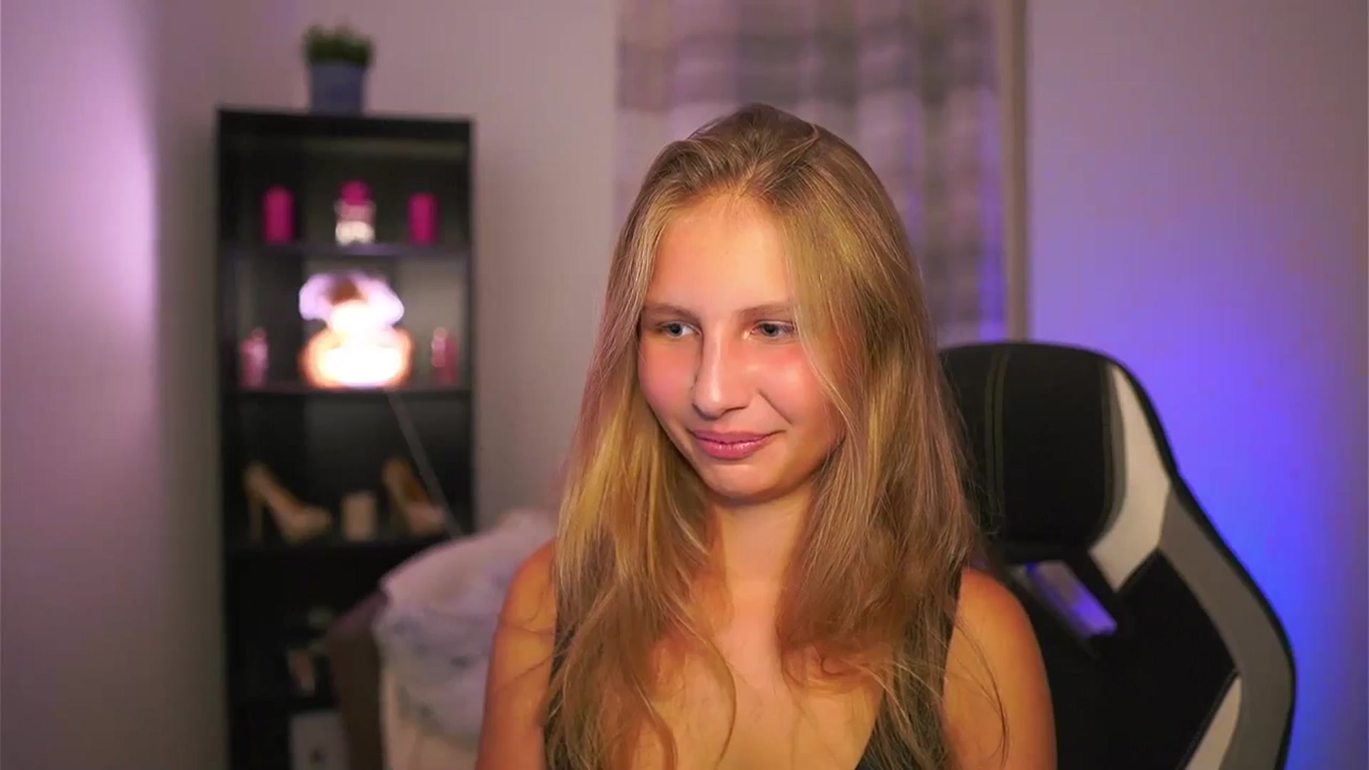 Gallery image thumbnail from Emmie_murray's myfreecams stream on, 10/15/2025, 17:59 image 18 of 20