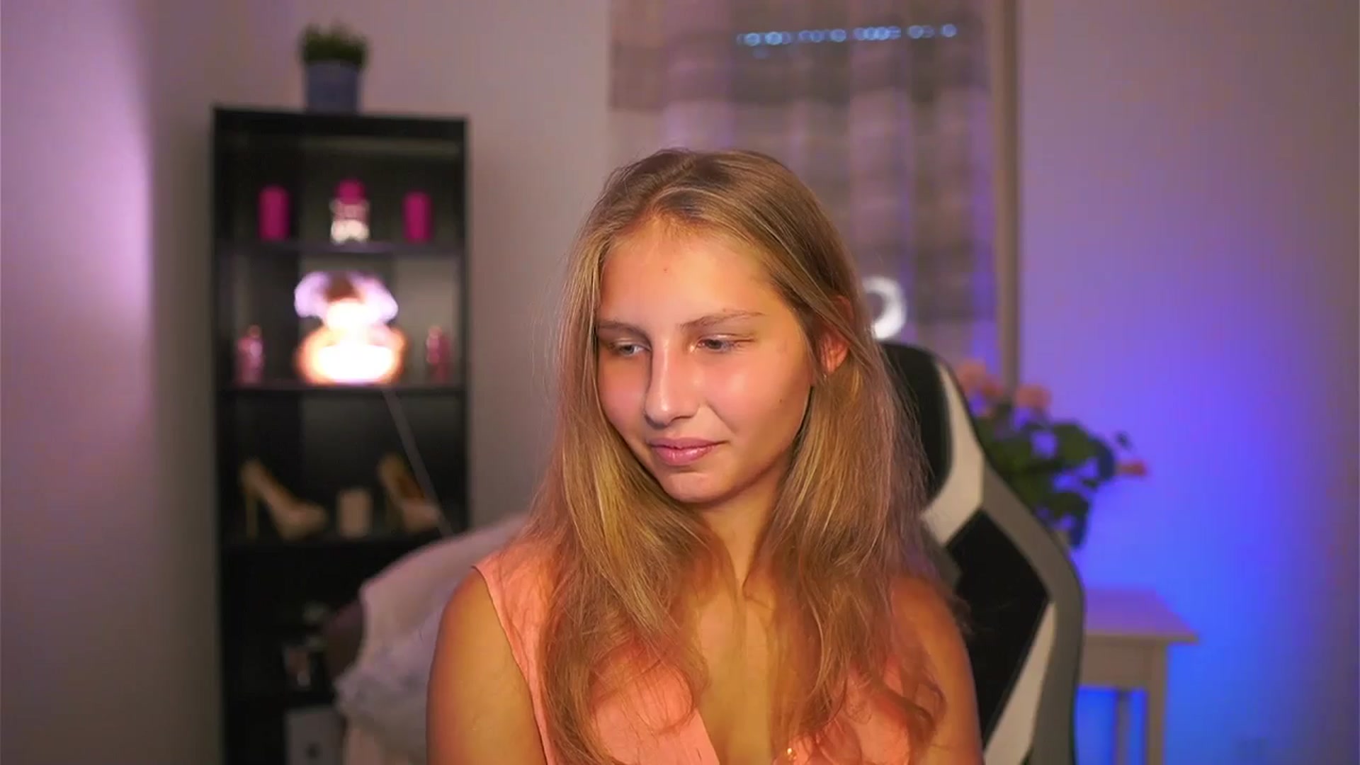 Gallery image thumbnail from Emmie_murray's myfreecams stream on, 10/16/2025, 14:54 image 10 of 20